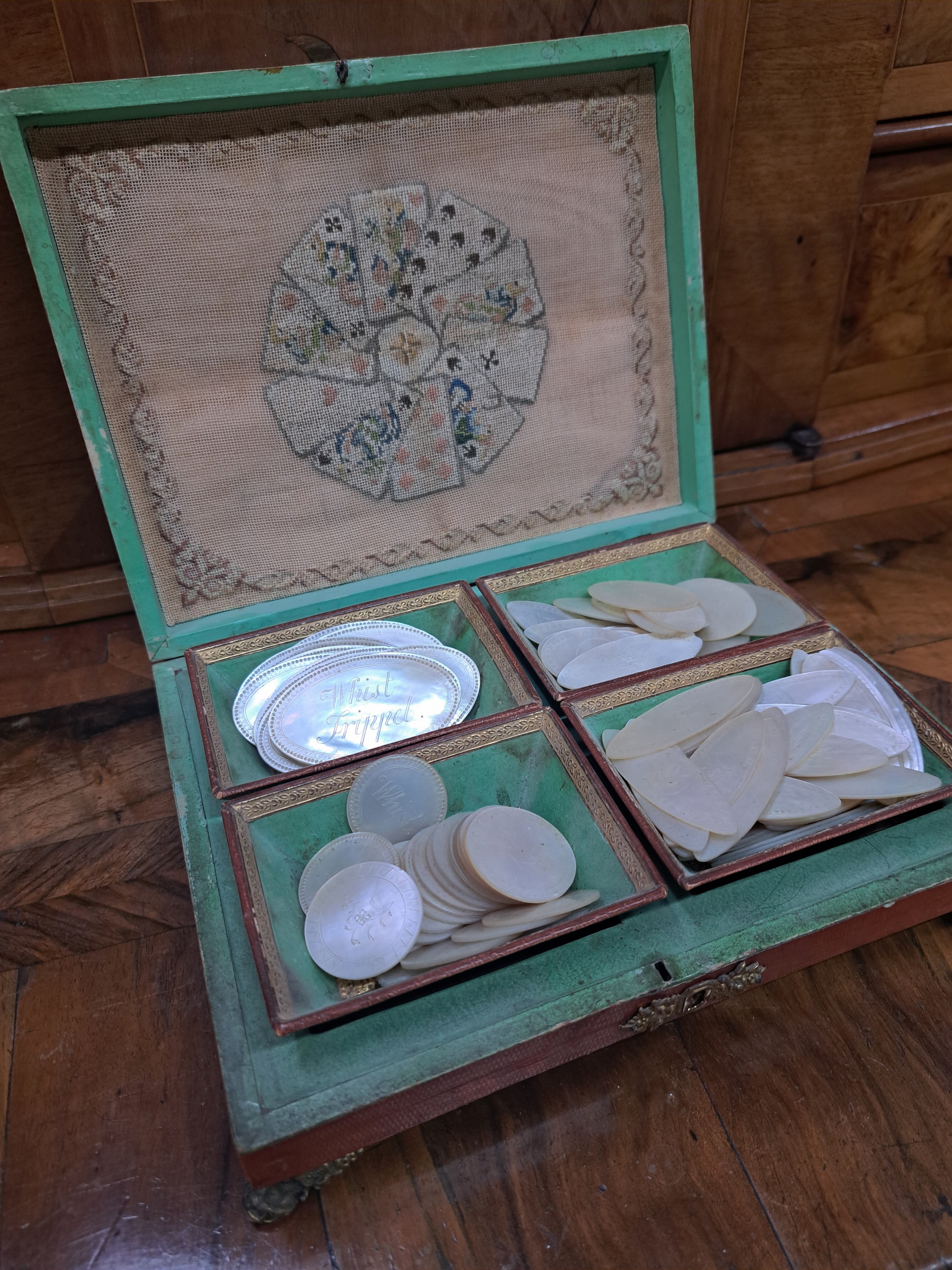 Detail d: Sammlung aus ca. 190 Spielsteinen/Jetons, aus Perlmutt, z.T. bezeichnet Wehist Enckeltt, Whist Trippel etc., ca. 90 Steine in einem Kästchen 19. ...