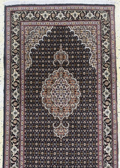 27072206a - Täbriz fein(50 Raj), Persien, Ende 20.Jhd, Korkwolle mit Seide, ca. 385 x 82 cm, ca. ...