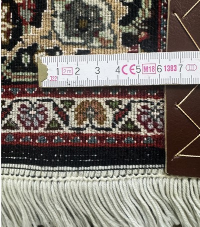 27072206g - Täbriz fein(50 Raj), Persien, Ende 20.Jhd, Korkwolle mit Seide, ca. 385 x 82 cm, ca. ...