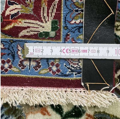 27072232f - Esfahan fein, Persien, Ende 20.Jhd, Korkwolle mit und auf Seide, ca. 174 x 109 cm,ca. ...