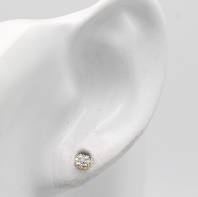 27072278a - Paar Ohrstecker mit Brillanten, GG 585/000, 14 Brill. zus. ca. 0.10 ct Weiß/lupenr. ...