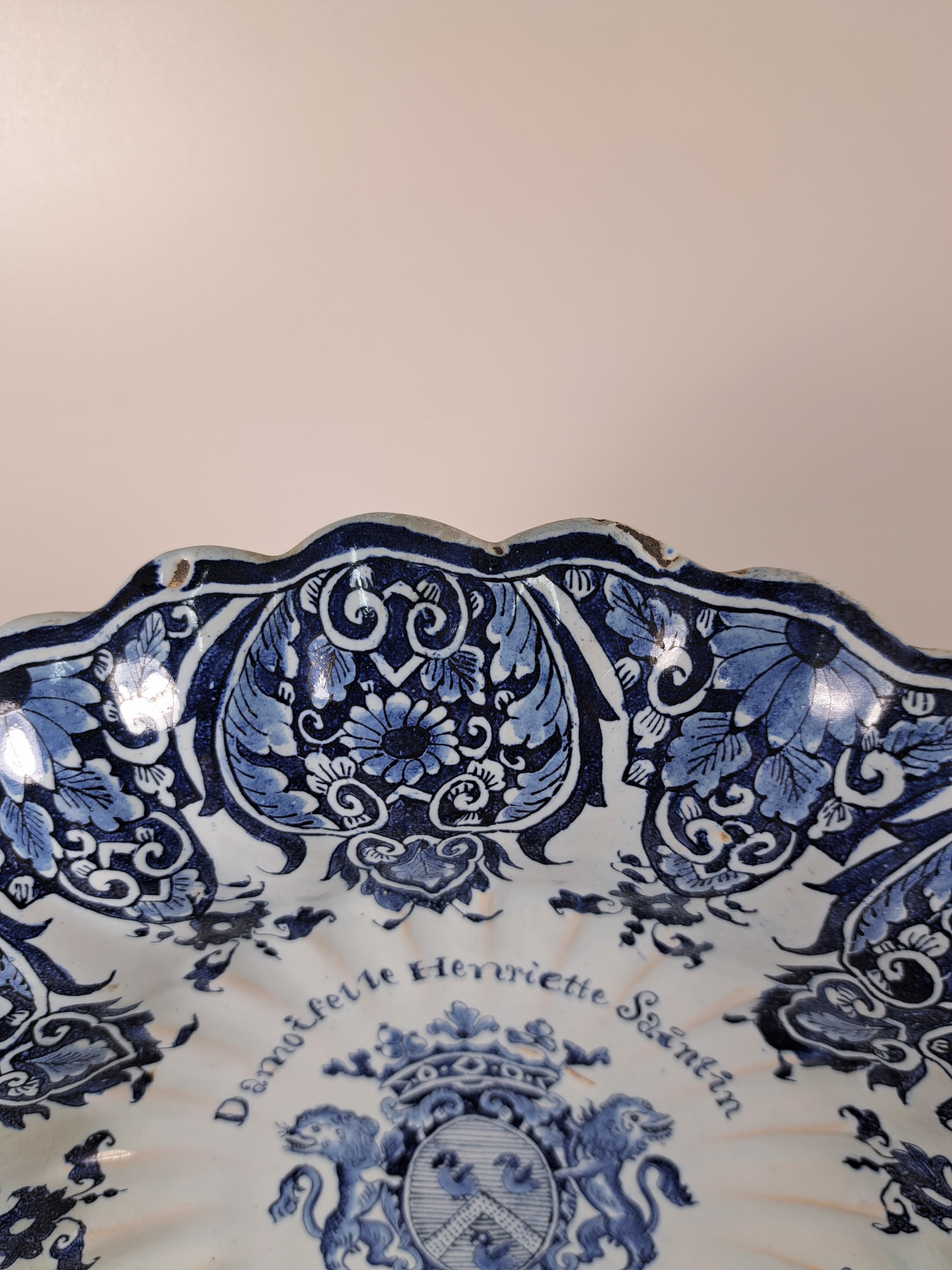 Detail c: Vasenpaar und drei große Teller/Schalen, 18./19. Jh., Vasenpaar ohne Deckel, figürliche Bemalung, polychrom bemalt, H. ca. 24.5 cm, drei Platten ...
