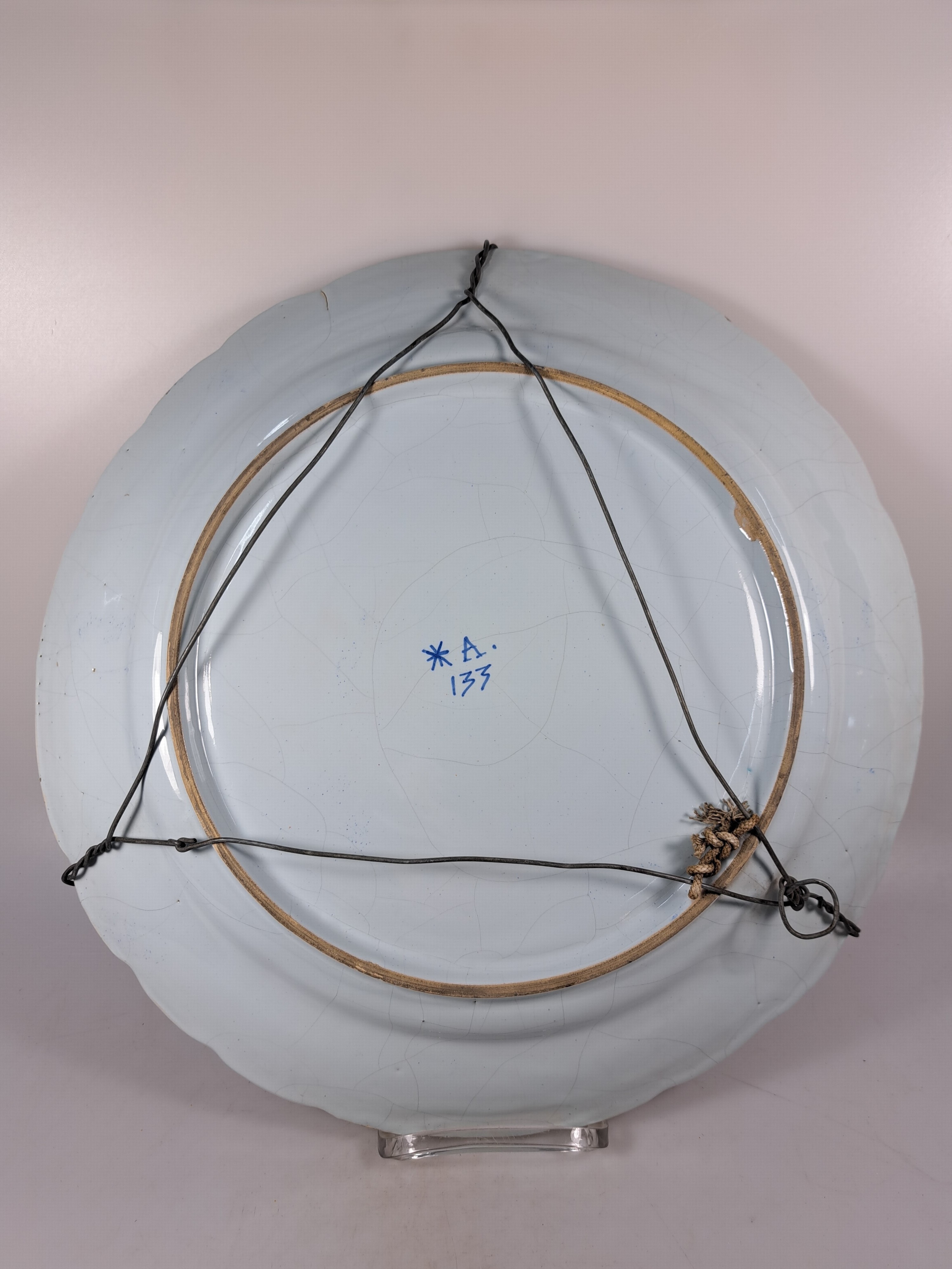 Detail m: Vasenpaar und drei große Teller/Schalen, 18./19. Jh., Vasenpaar ohne Deckel, figürliche Bemalung, polychrom bemalt, H. ca. 24.5 cm, drei Platten ...