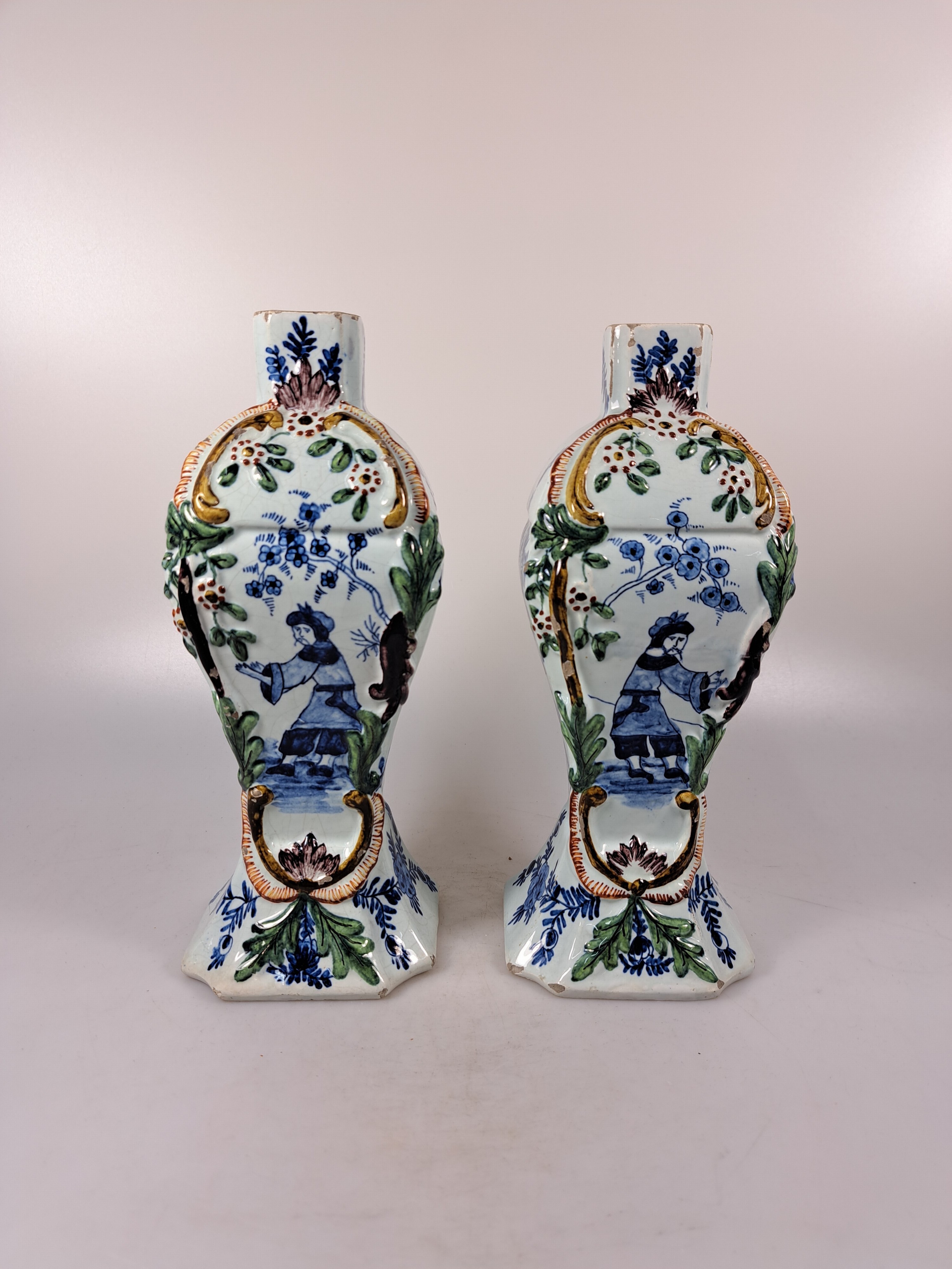 Detail n: Vasenpaar und drei große Teller/Schalen, 18./19. Jh., Vasenpaar ohne Deckel, figürliche Bemalung, polychrom bemalt, H. ca. 24.5 cm, drei Platten ...