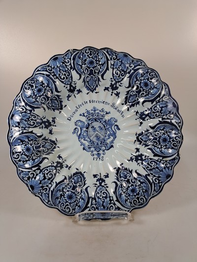27072455a - Vasenpaar und drei große Teller/Schalen, 18./19. Jh., Vasenpaar ohne Deckel, ...