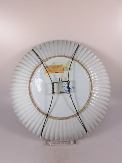 27072455h - Vasenpaar und drei große Teller/Schalen, 18./19. Jh., Vasenpaar ohne Deckel, ...