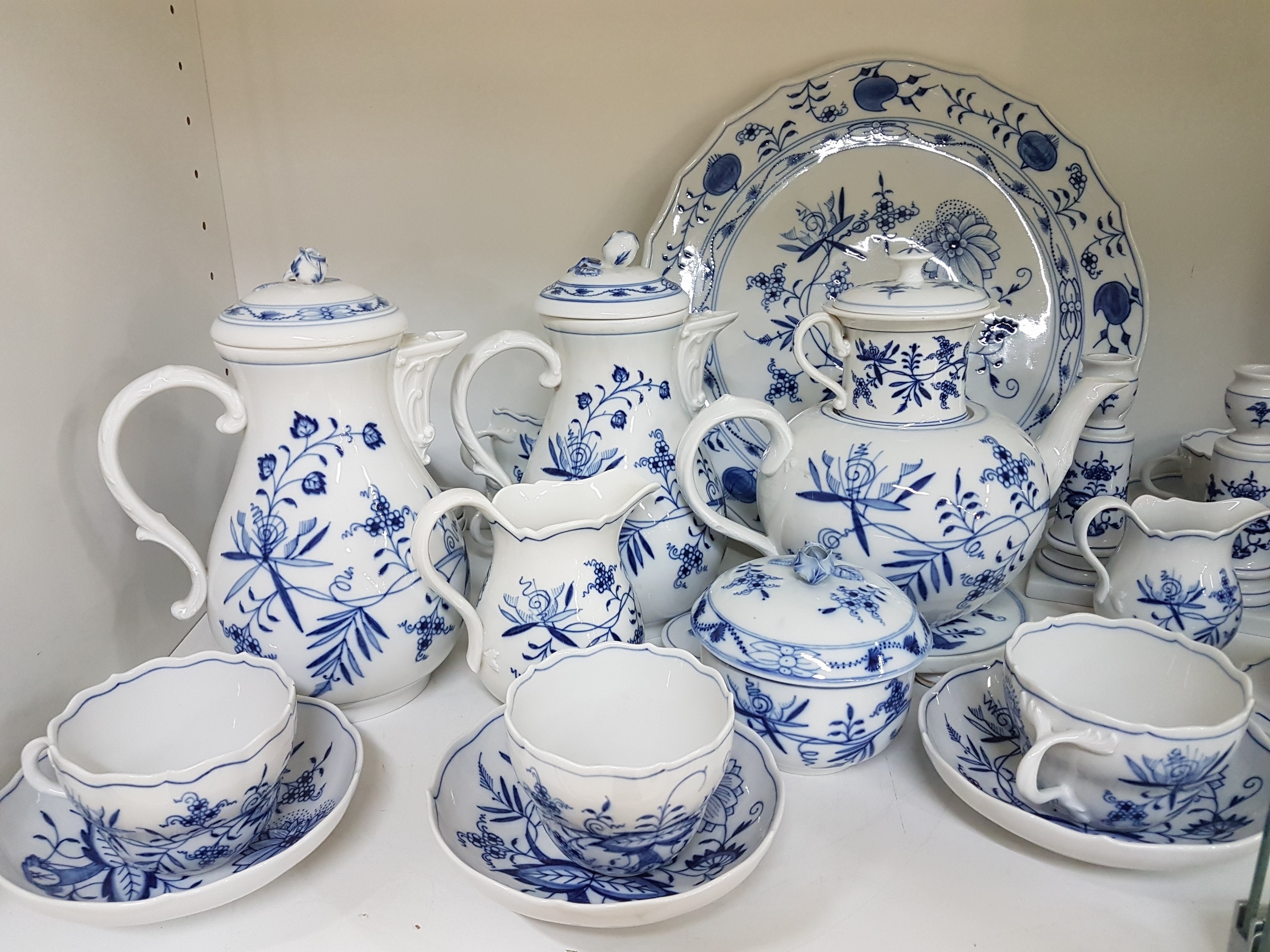 Detail a: Umfangreiches Kaffeeservice, Meissen, Zwiebelmuster, 20. Jh., zwei Kaffeekannen, Teekanne, Untersetzer, zwei Milchkannen, Zuckerdose, Tablett, 8 ...