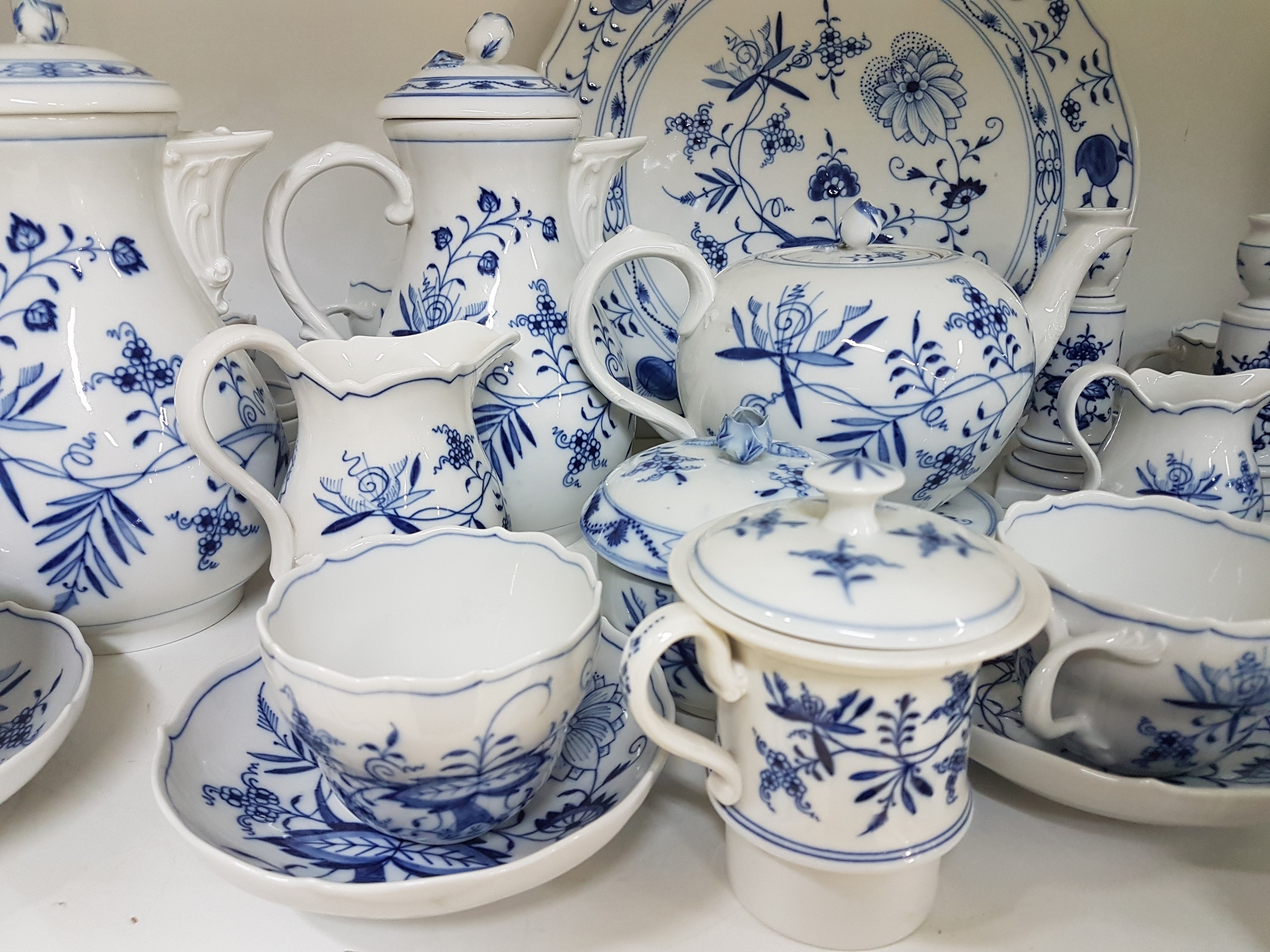 Detail b: Umfangreiches Kaffeeservice, Meissen, Zwiebelmuster, 20. Jh., zwei Kaffeekannen, Teekanne, Untersetzer, zwei Milchkannen, Zuckerdose, Tablett, 8 ...