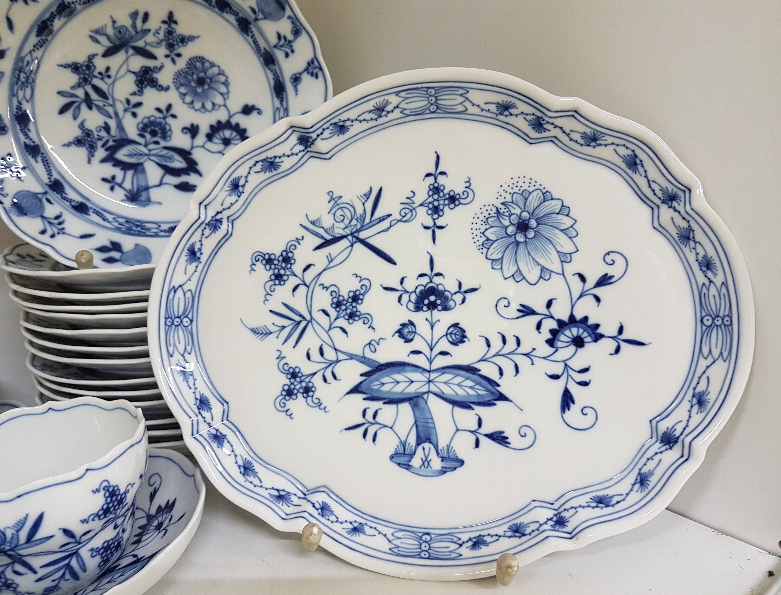 Detail c: Umfangreiches Kaffeeservice, Meissen, Zwiebelmuster, 20. Jh., zwei Kaffeekannen, Teekanne, Untersetzer, zwei Milchkannen, Zuckerdose, Tablett, 8 ...