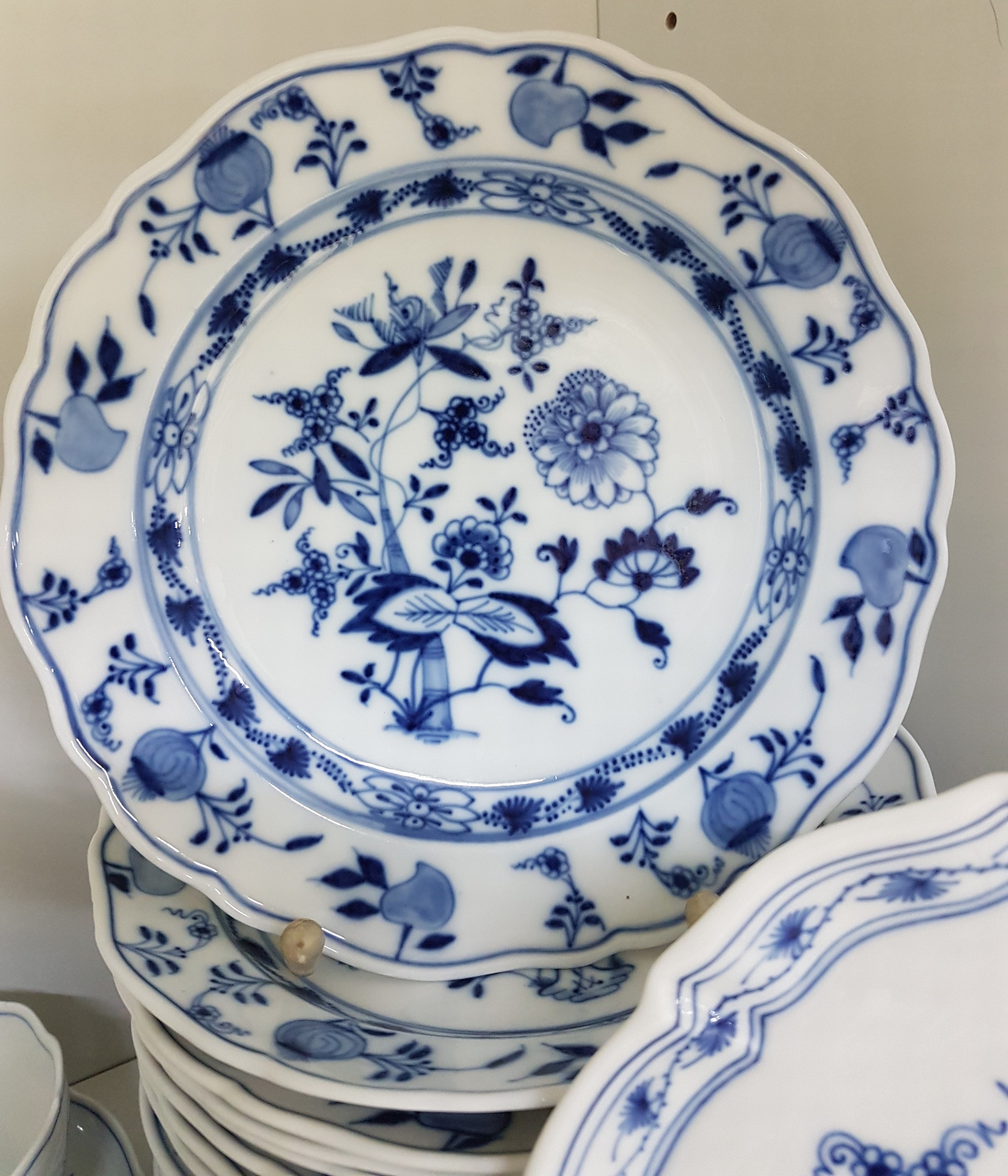 Detail d: Umfangreiches Kaffeeservice, Meissen, Zwiebelmuster, 20. Jh., zwei Kaffeekannen, Teekanne, Untersetzer, zwei Milchkannen, Zuckerdose, Tablett, 8 ...