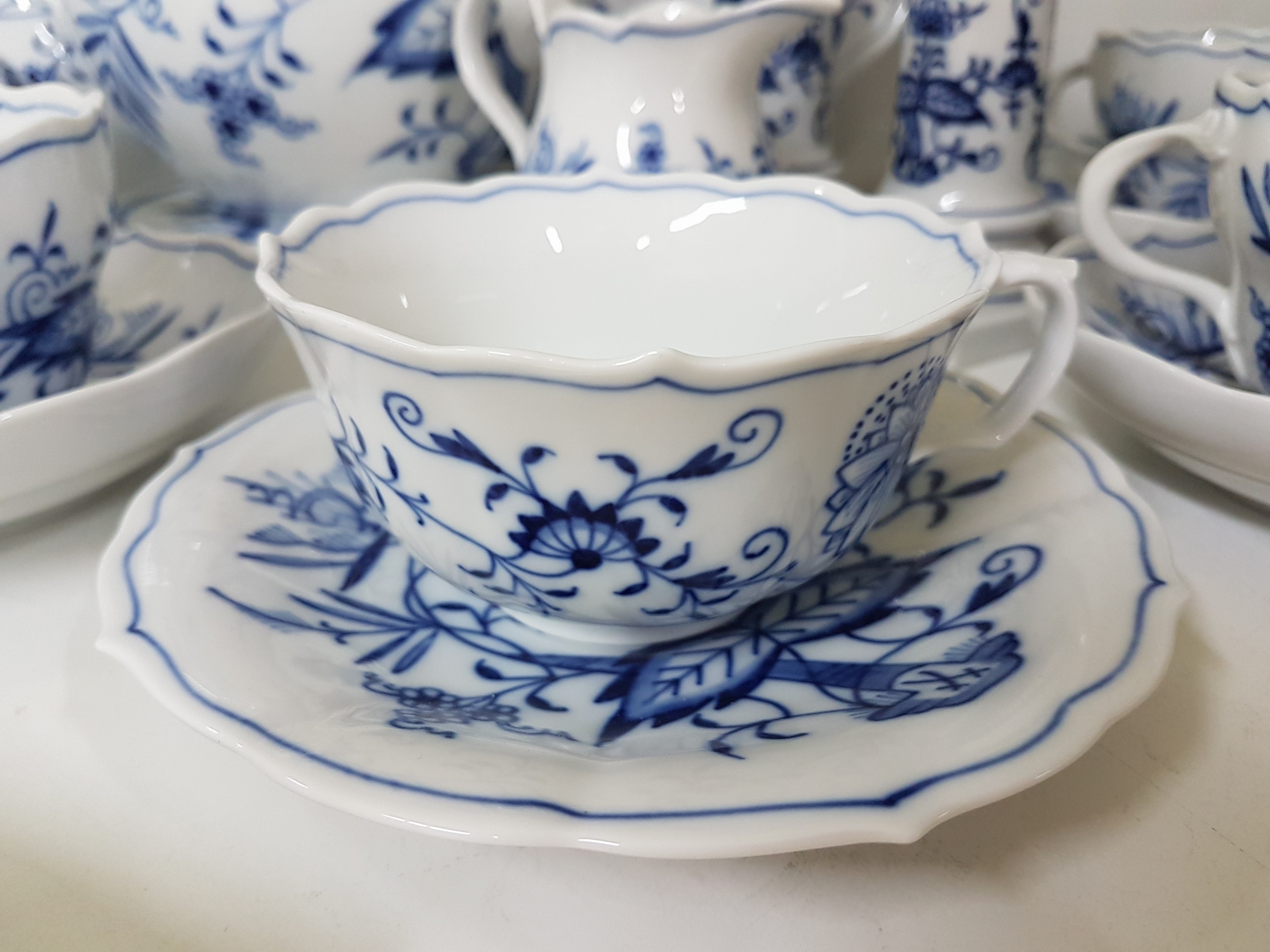 Detail e: Umfangreiches Kaffeeservice, Meissen, Zwiebelmuster, 20. Jh., zwei Kaffeekannen, Teekanne, Untersetzer, zwei Milchkannen, Zuckerdose, Tablett, 8 ...