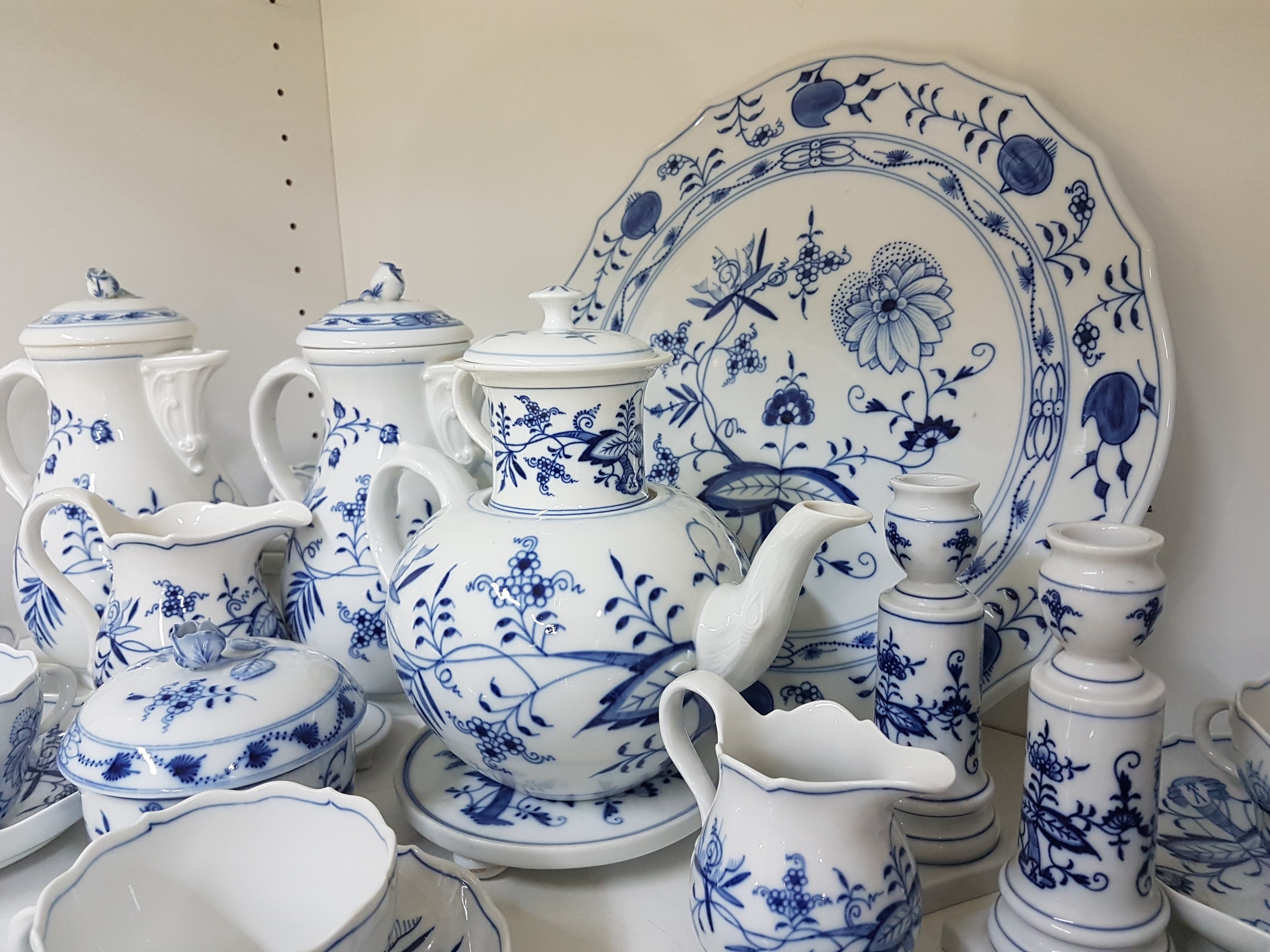 Detail f: Umfangreiches Kaffeeservice, Meissen, Zwiebelmuster, 20. Jh., zwei Kaffeekannen, Teekanne, Untersetzer, zwei Milchkannen, Zuckerdose, Tablett, 8 ...