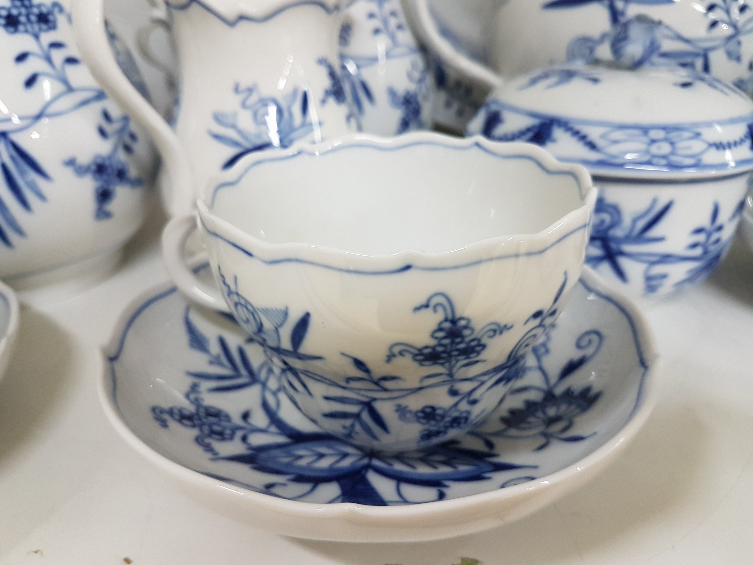 Detail g: Umfangreiches Kaffeeservice, Meissen, Zwiebelmuster, 20. Jh., zwei Kaffeekannen, Teekanne, Untersetzer, zwei Milchkannen, Zuckerdose, Tablett, 8 ...