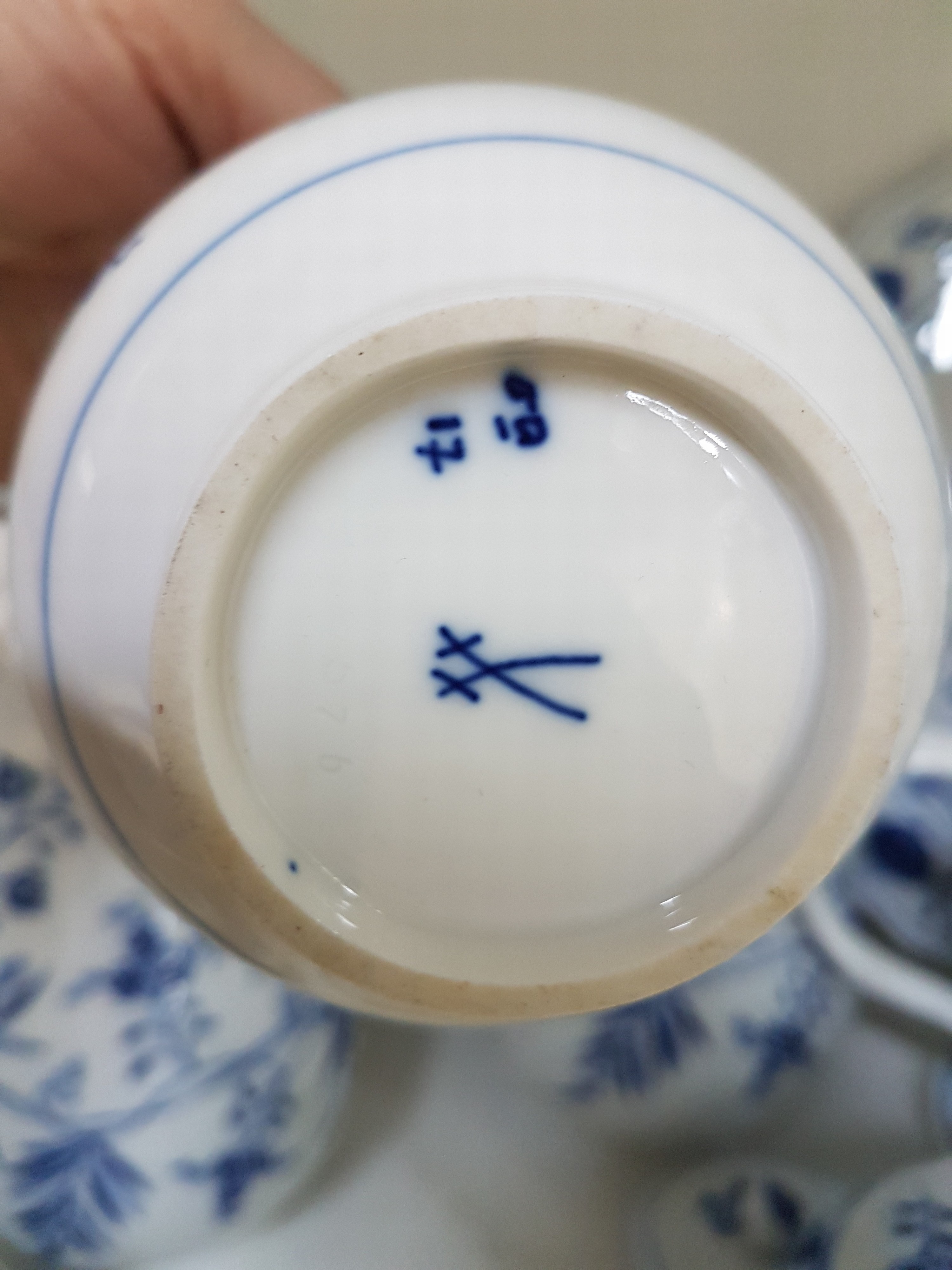 Detail h: Umfangreiches Kaffeeservice, Meissen, Zwiebelmuster, 20. Jh., zwei Kaffeekannen, Teekanne, Untersetzer, zwei Milchkannen, Zuckerdose, Tablett, 8 ...