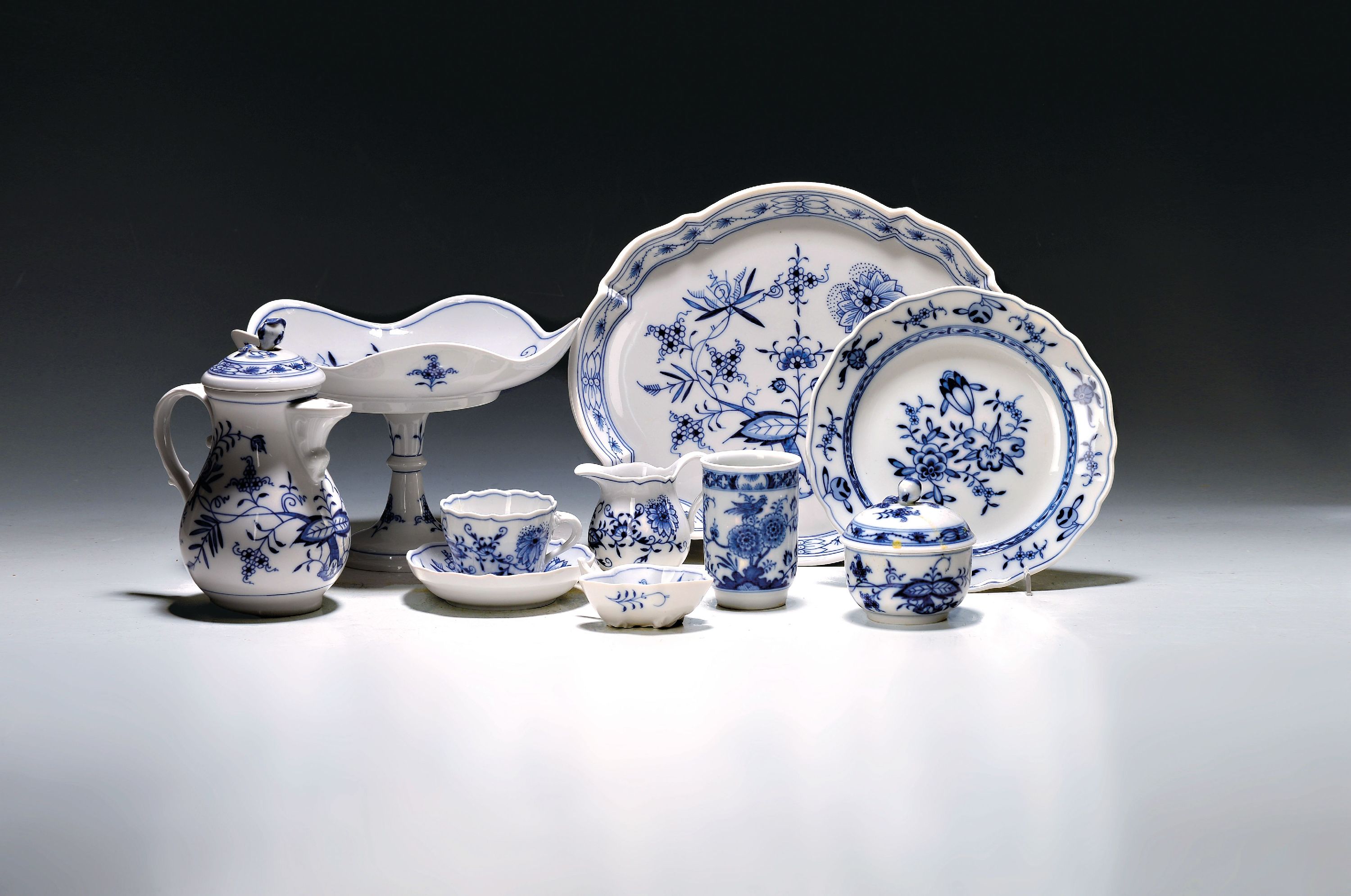 Image 27072635 - Mocha service, Meissen, onion pattern, porcelain, mocha pot, 9 mocha cups with saucers, 2 ...