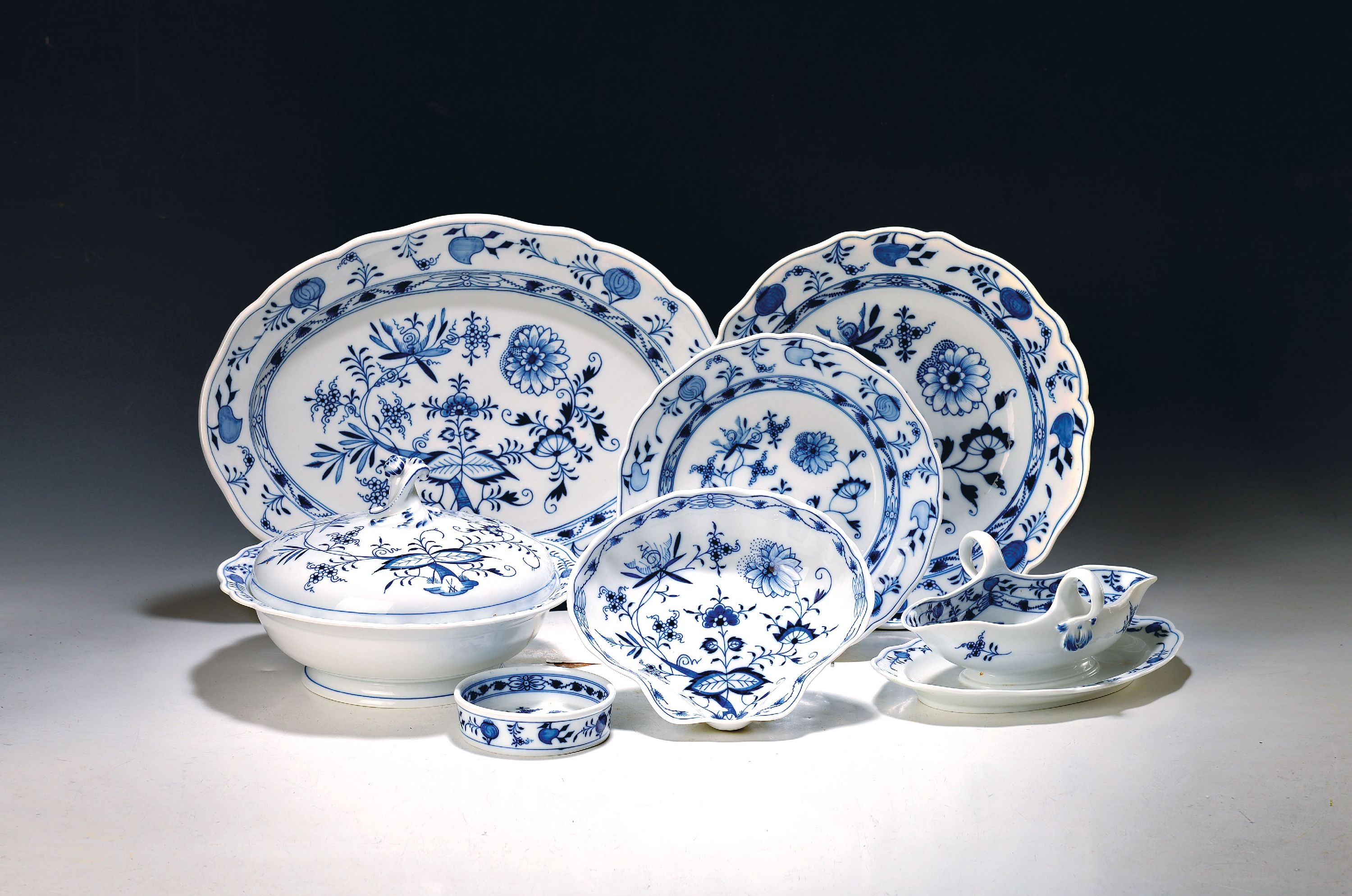 Image 27072636 - Speiseservice, Meissen, 20. Jh., Zwiebelmuster, 8 Menueteller, 6 Suppenteller, 12 ...