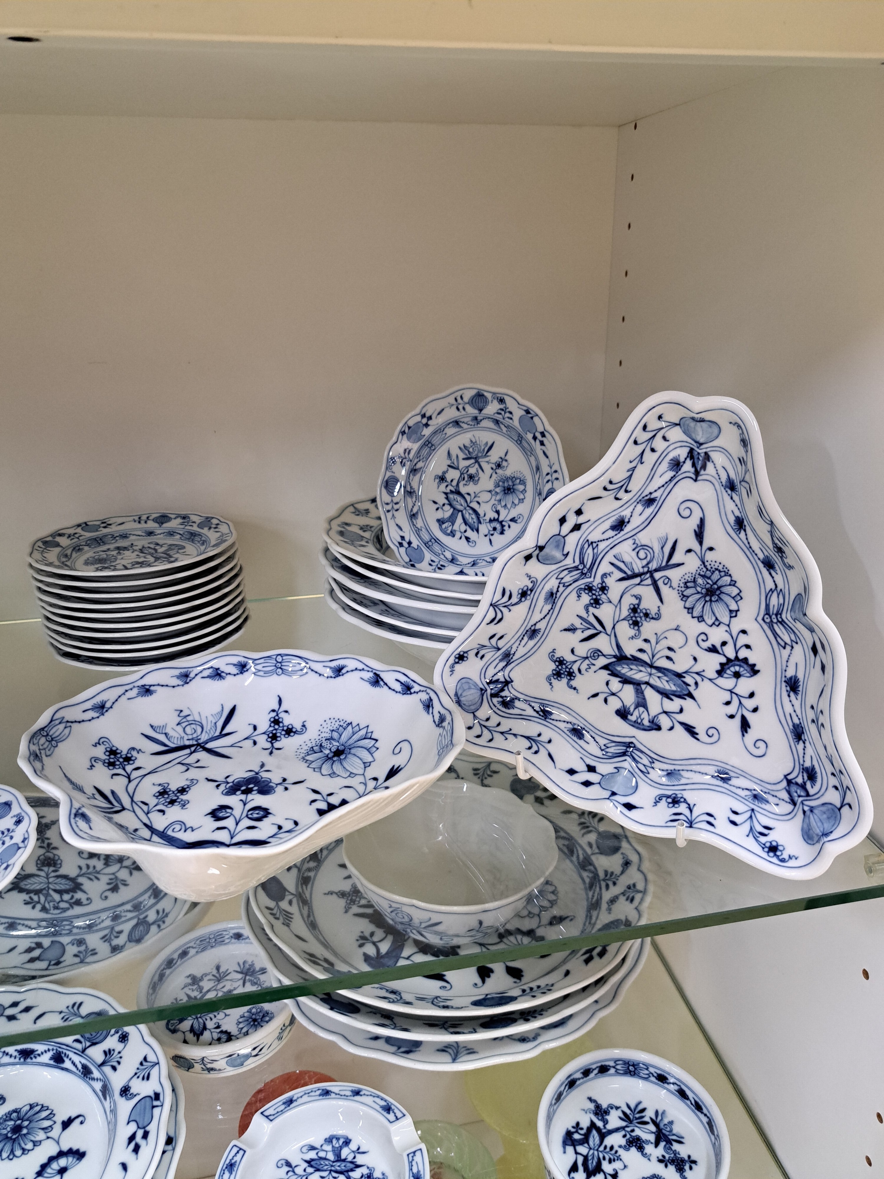 Detail a: Speiseservice, Meissen, 20. Jh., Zwiebelmuster, 8 Menueteller, 6 Suppenteller, 12 Brotteller, drei ovale Platten, Sauciere, drei runde Platten, zwei ...