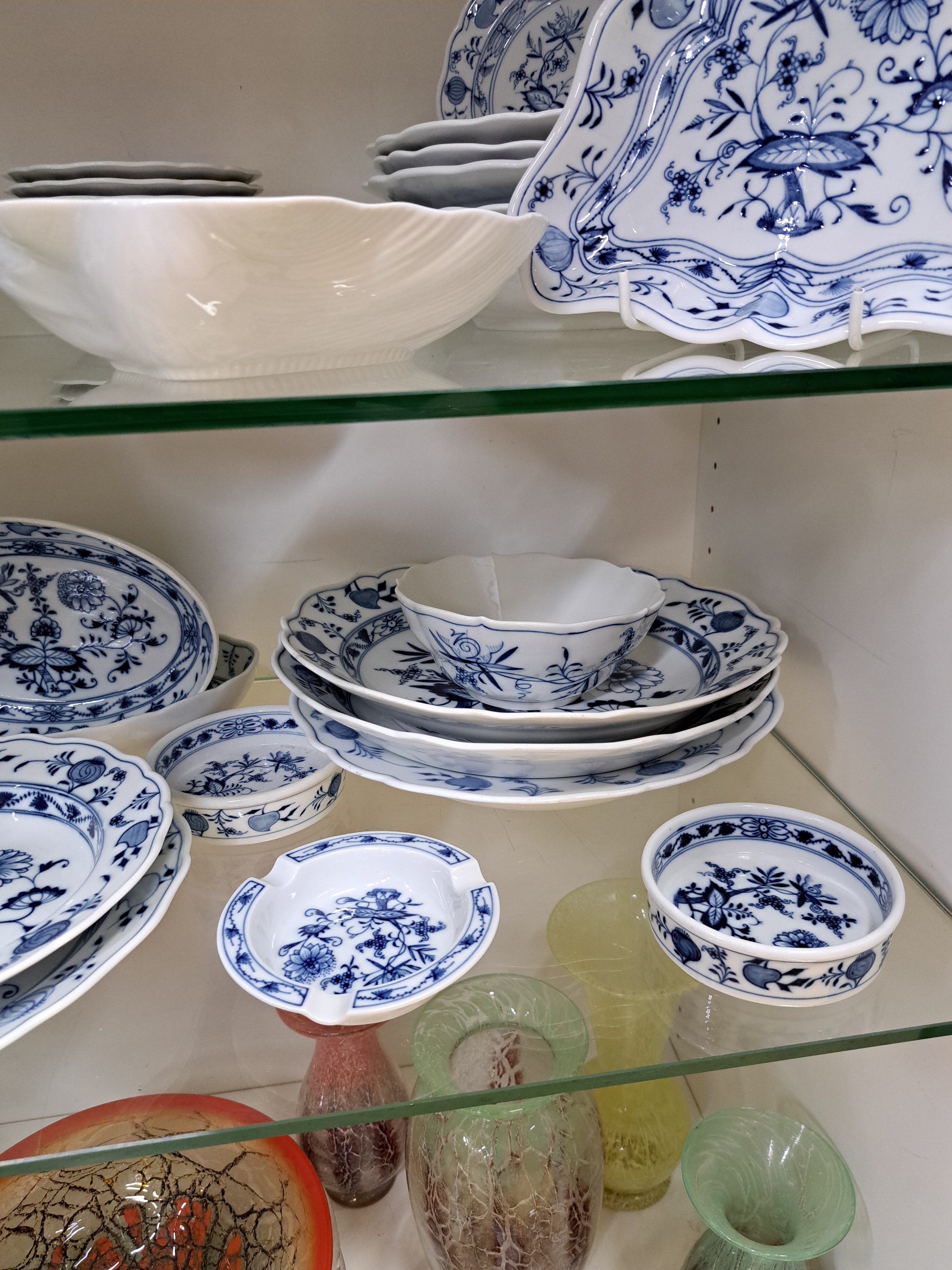 Detail b: Speiseservice, Meissen, 20. Jh., Zwiebelmuster, 8 Menueteller, 6 Suppenteller, 12 Brotteller, drei ovale Platten, Sauciere, drei runde Platten, zwei ...