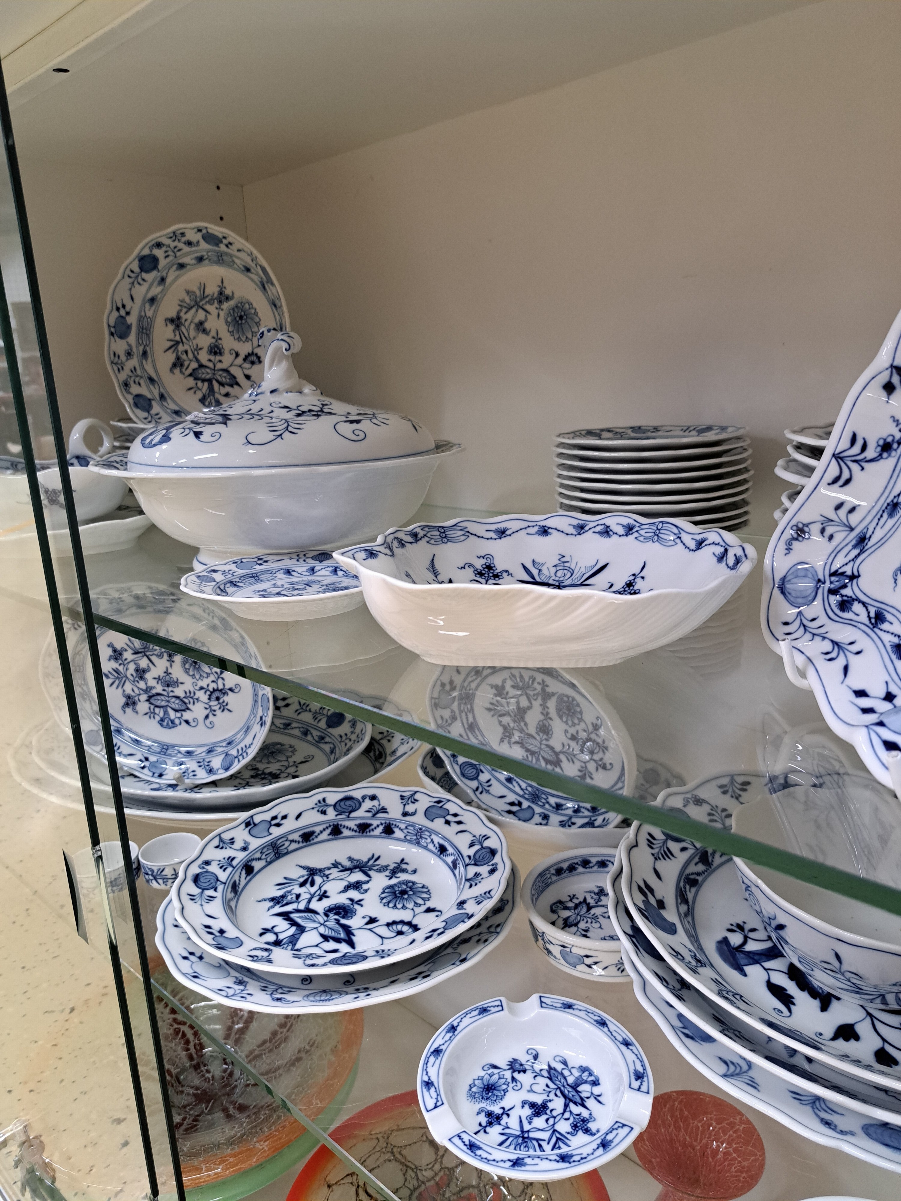 Detail c: Speiseservice, Meissen, 20. Jh., Zwiebelmuster, 8 Menueteller, 6 Suppenteller, 12 Brotteller, drei ovale Platten, Sauciere, drei runde Platten, zwei ...