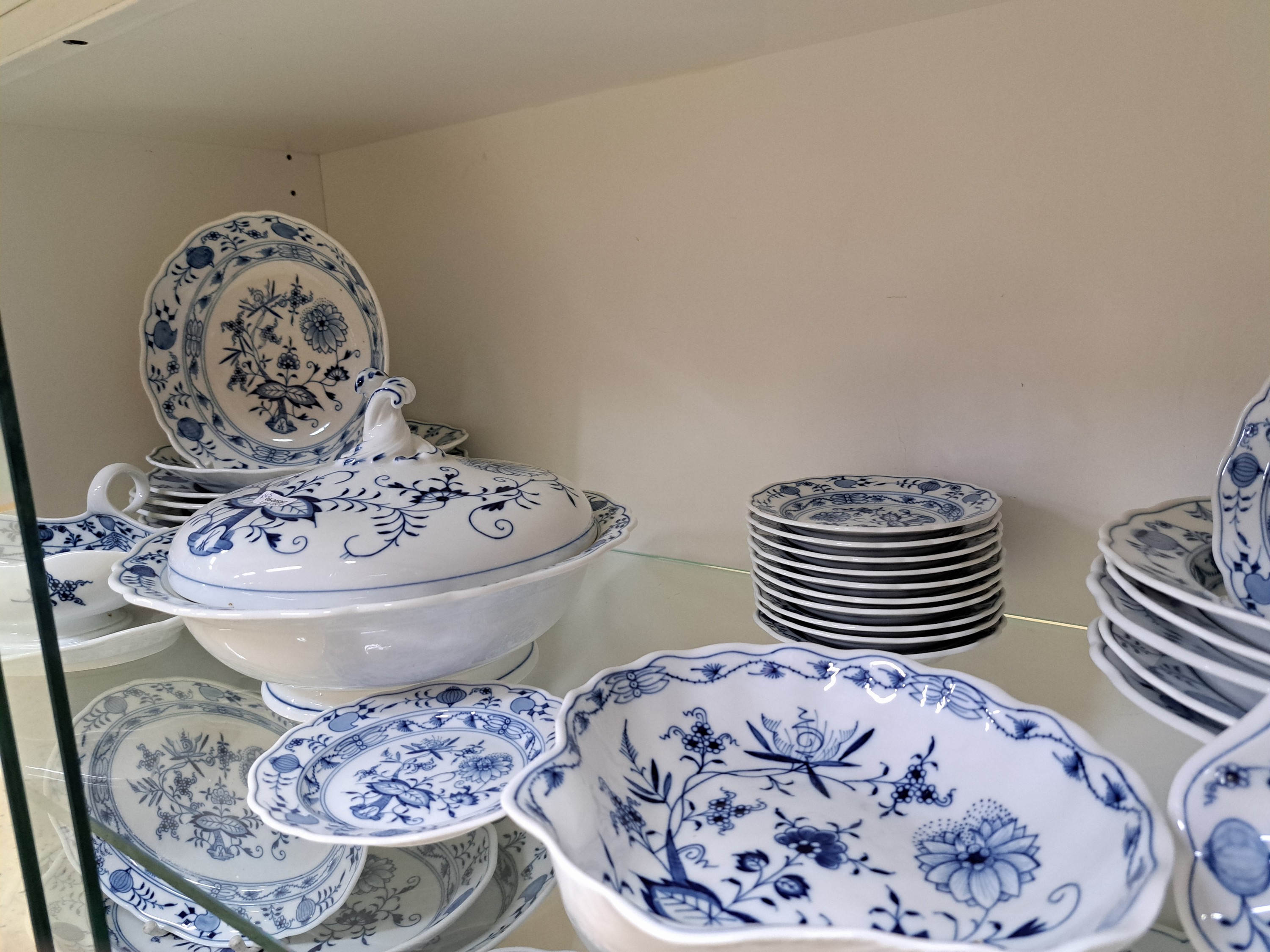 Detail d: Speiseservice, Meissen, 20. Jh., Zwiebelmuster, 8 Menueteller, 6 Suppenteller, 12 Brotteller, drei ovale Platten, Sauciere, drei runde Platten, zwei ...