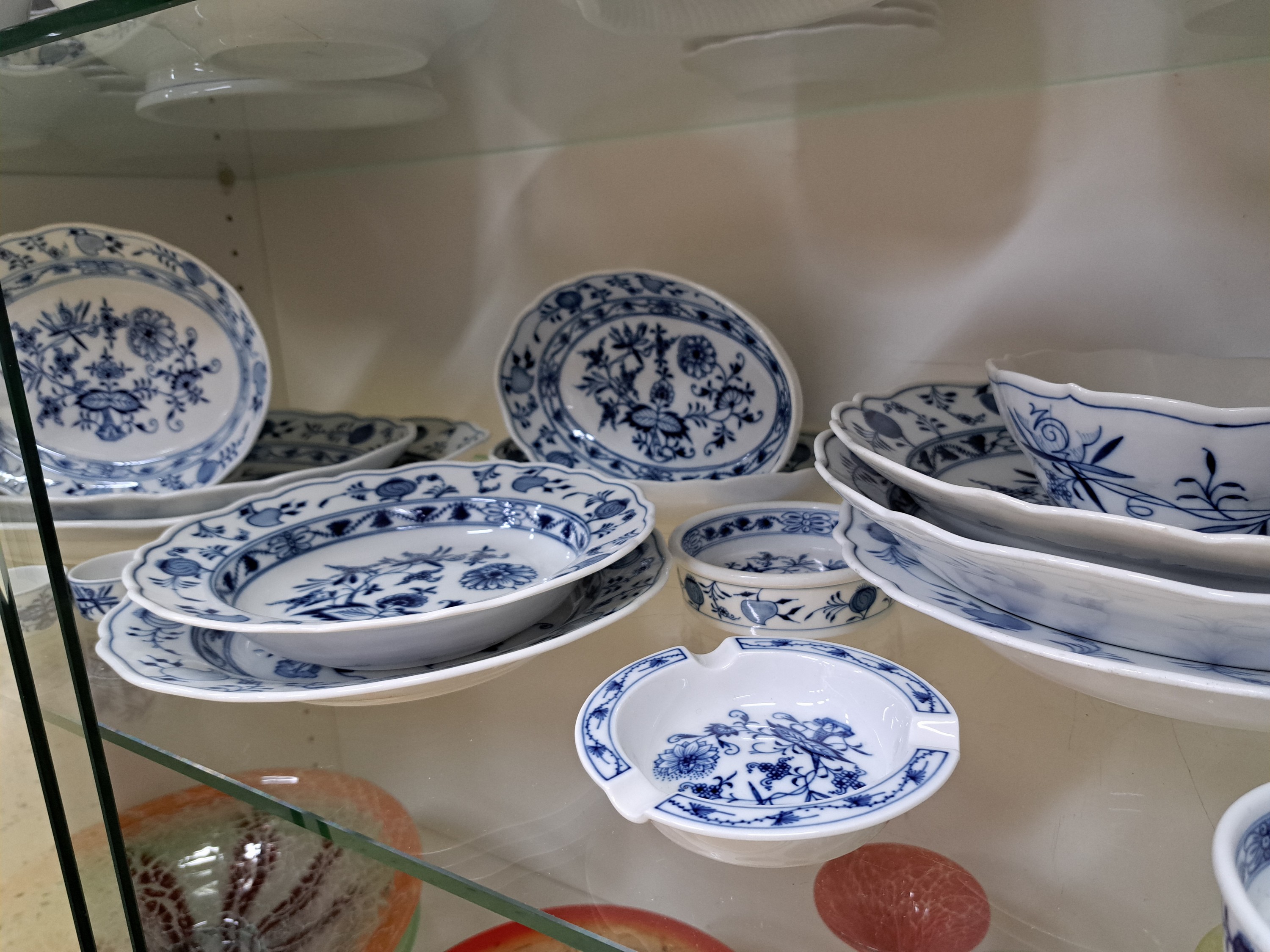 Detail e: Speiseservice, Meissen, 20. Jh., Zwiebelmuster, 8 Menueteller, 6 Suppenteller, 12 Brotteller, drei ovale Platten, Sauciere, drei runde Platten, zwei ...