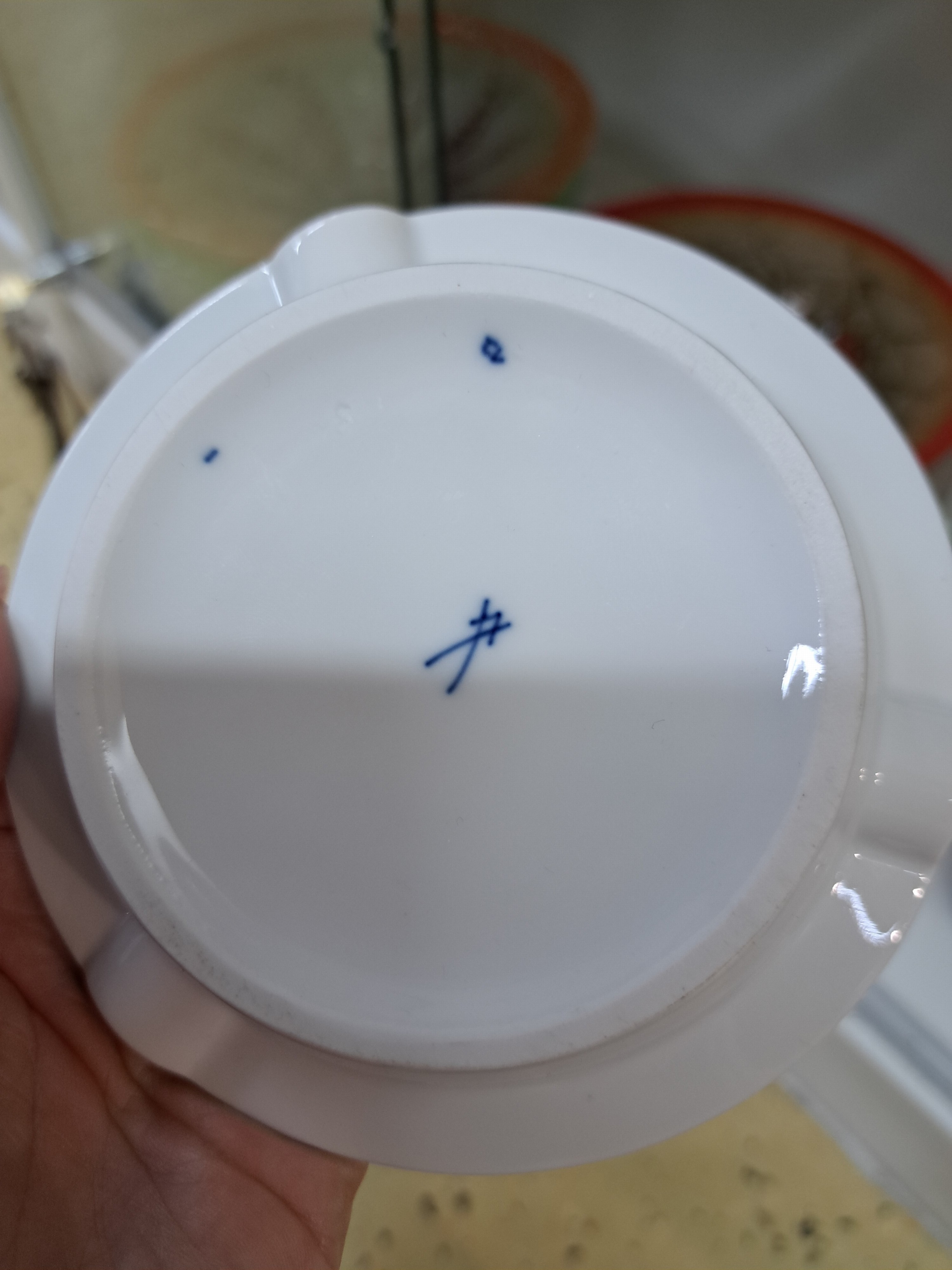 Detail f: Speiseservice, Meissen, 20. Jh., Zwiebelmuster, 8 Menueteller, 6 Suppenteller, 12 Brotteller, drei ovale Platten, Sauciere, drei runde Platten, zwei ...
