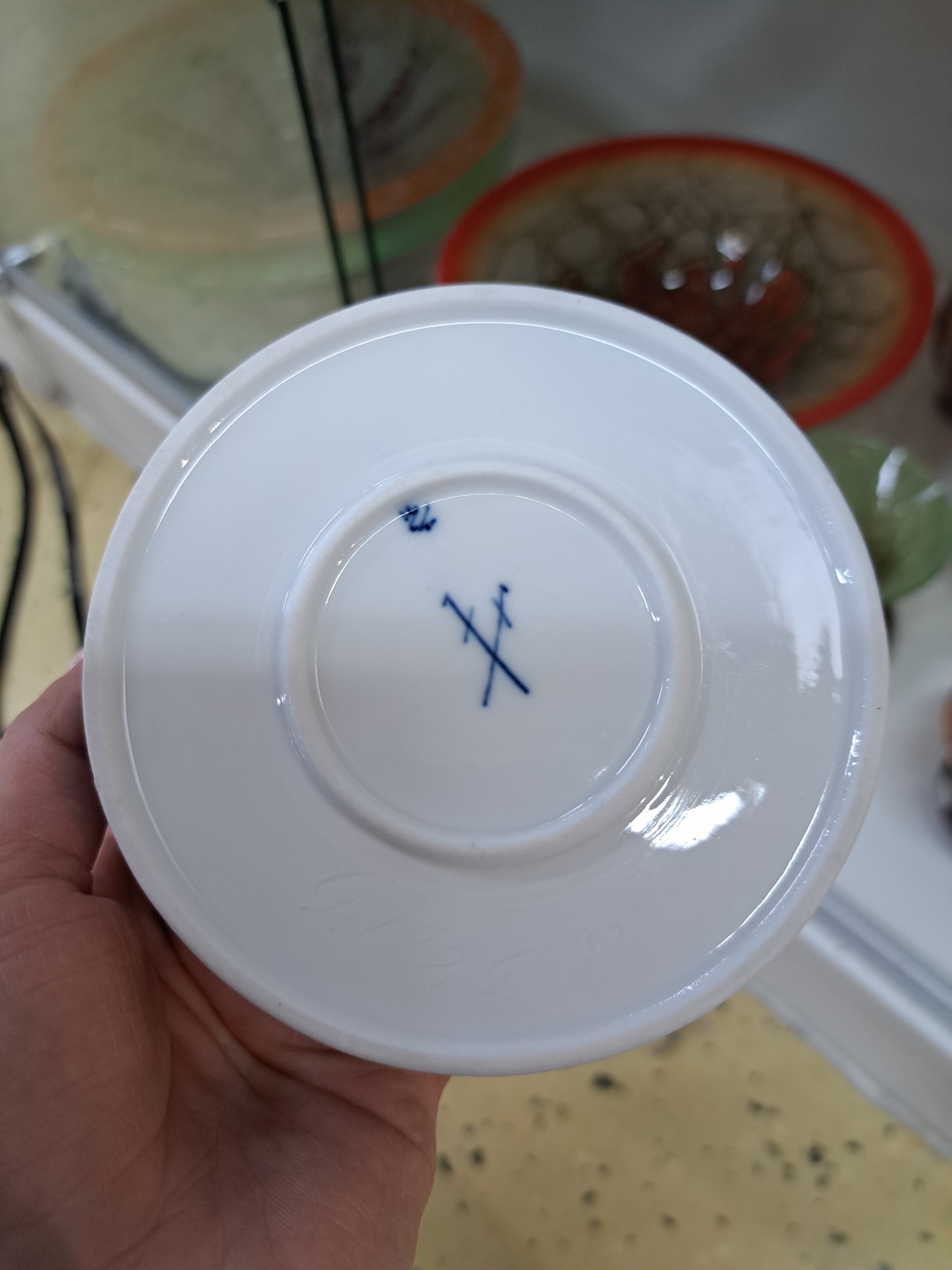 Detail g: Speiseservice, Meissen, 20. Jh., Zwiebelmuster, 8 Menueteller, 6 Suppenteller, 12 Brotteller, drei ovale Platten, Sauciere, drei runde Platten, zwei ...