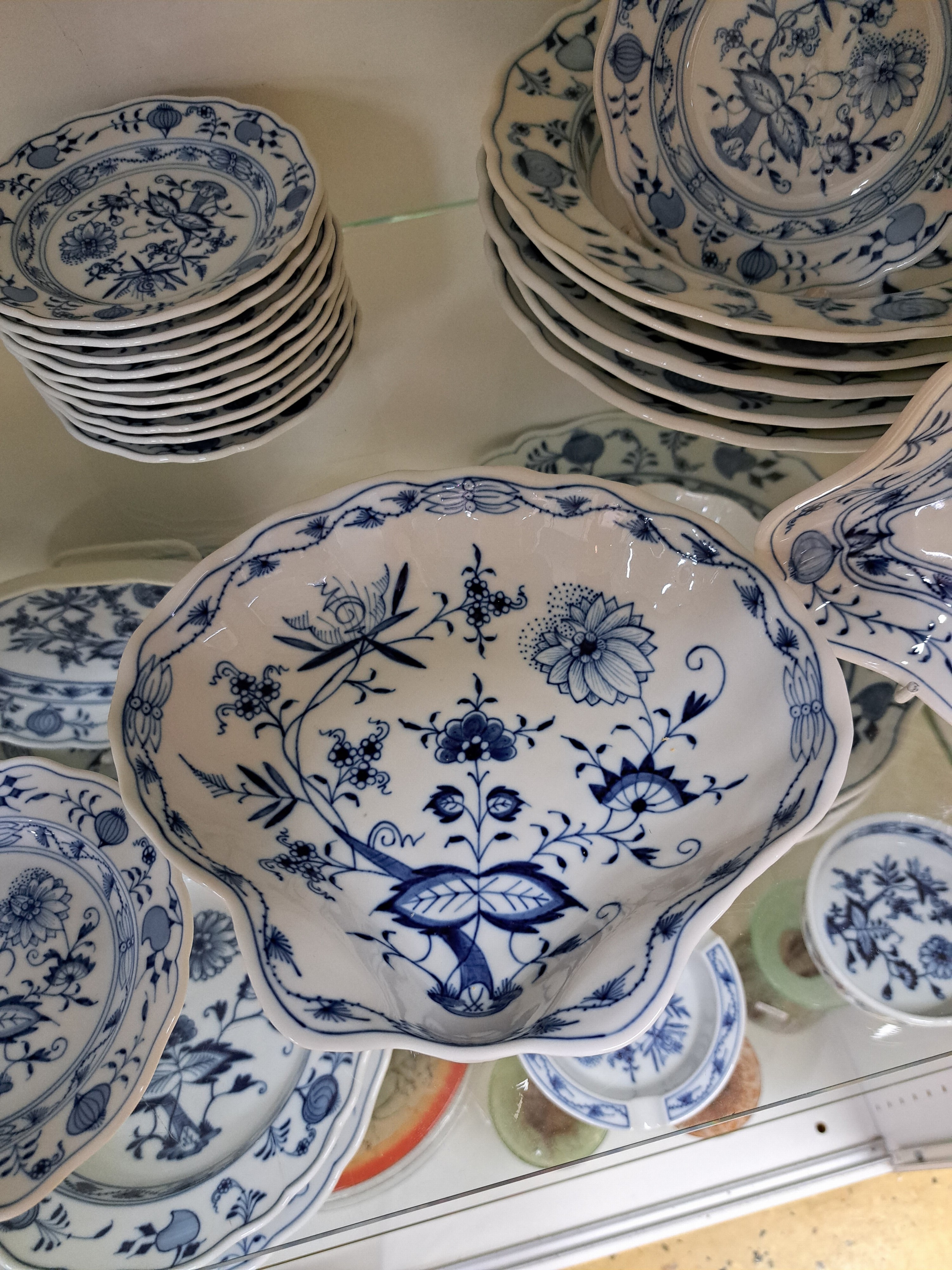 Detail h: Speiseservice, Meissen, 20. Jh., Zwiebelmuster, 8 Menueteller, 6 Suppenteller, 12 Brotteller, drei ovale Platten, Sauciere, drei runde Platten, zwei ...