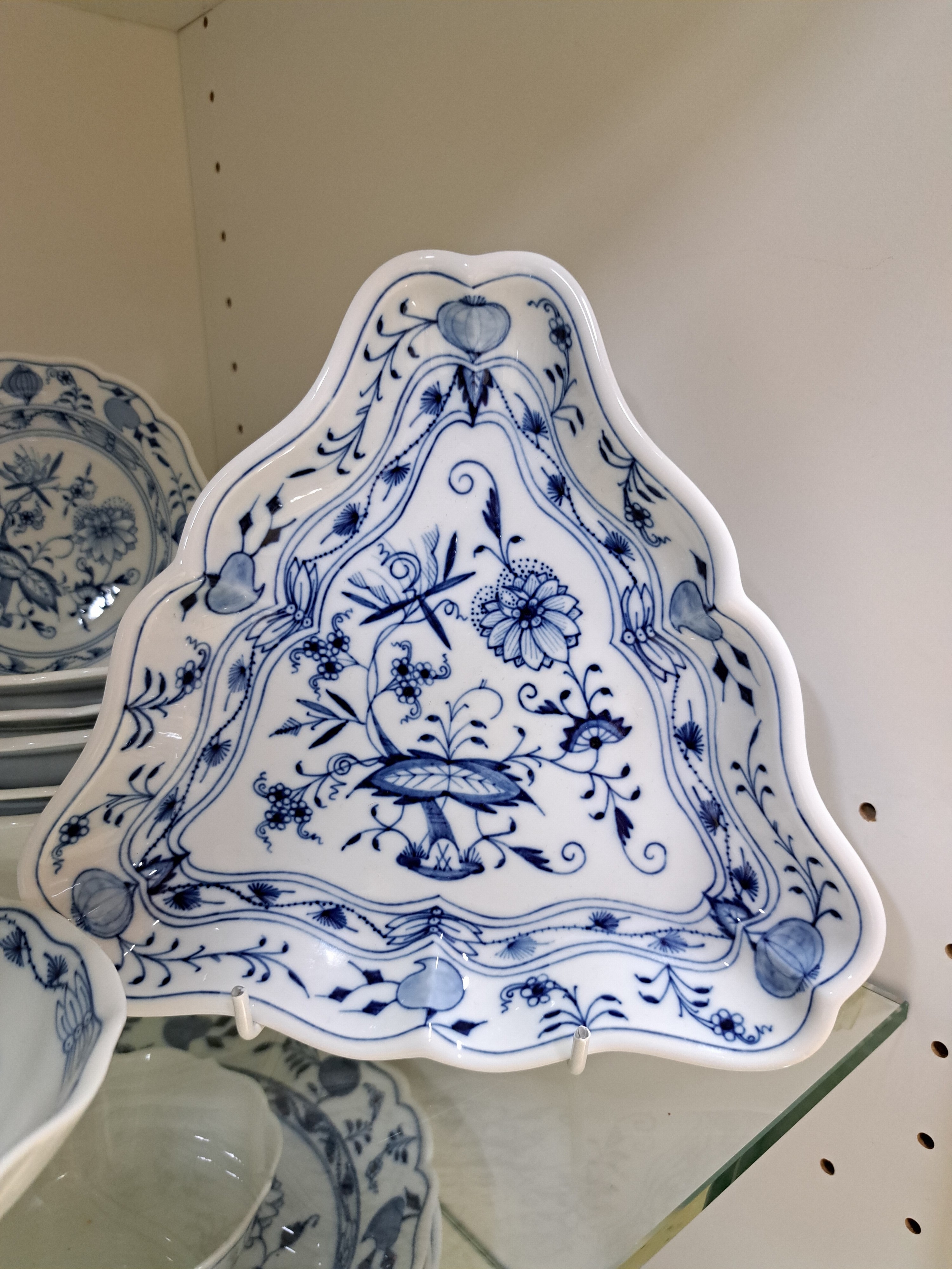 Detail i: Speiseservice, Meissen, 20. Jh., Zwiebelmuster, 8 Menueteller, 6 Suppenteller, 12 Brotteller, drei ovale Platten, Sauciere, drei runde Platten, zwei ...