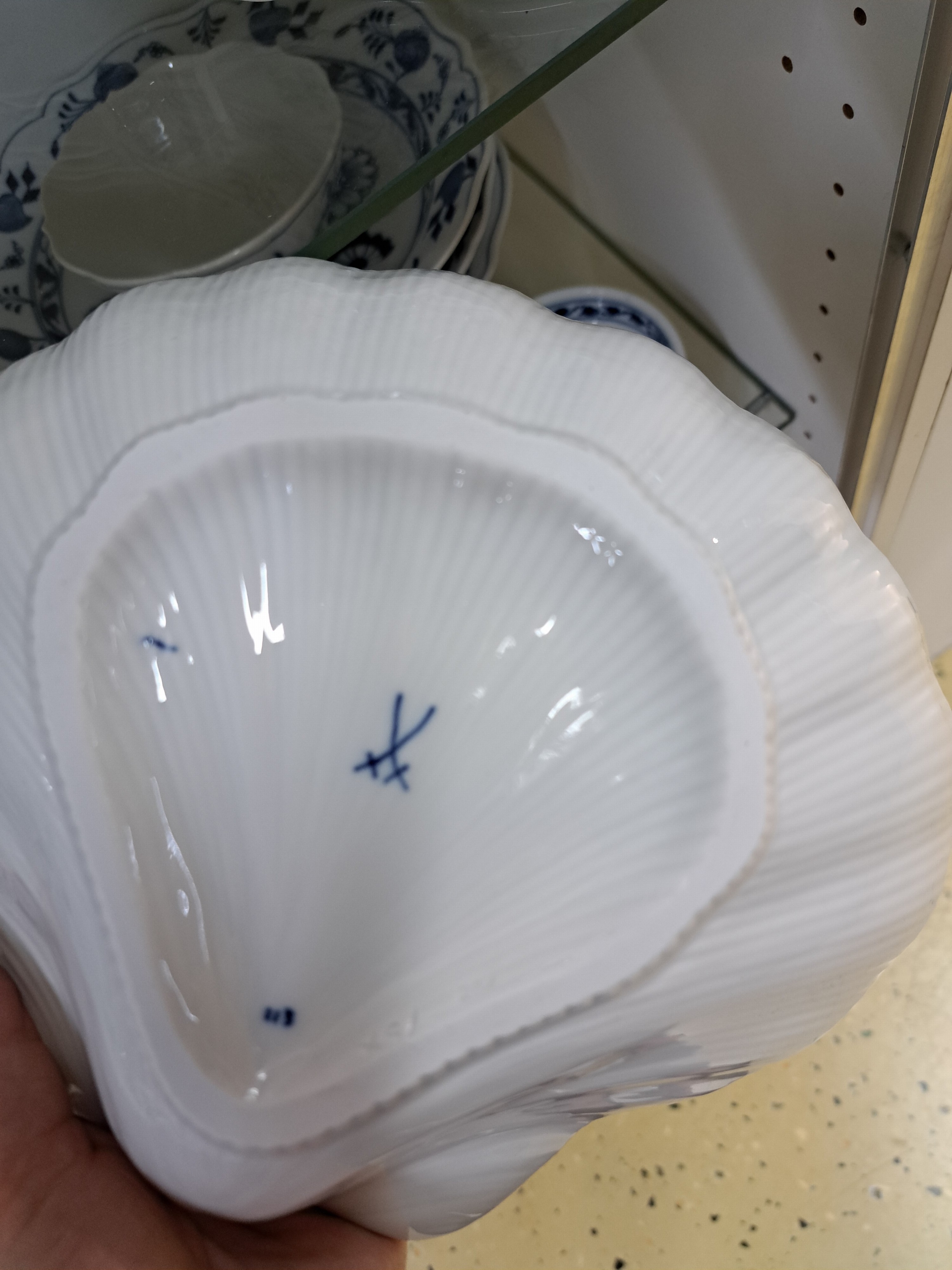 Detail j: Speiseservice, Meissen, 20. Jh., Zwiebelmuster, 8 Menueteller, 6 Suppenteller, 12 Brotteller, drei ovale Platten, Sauciere, drei runde Platten, zwei ...
