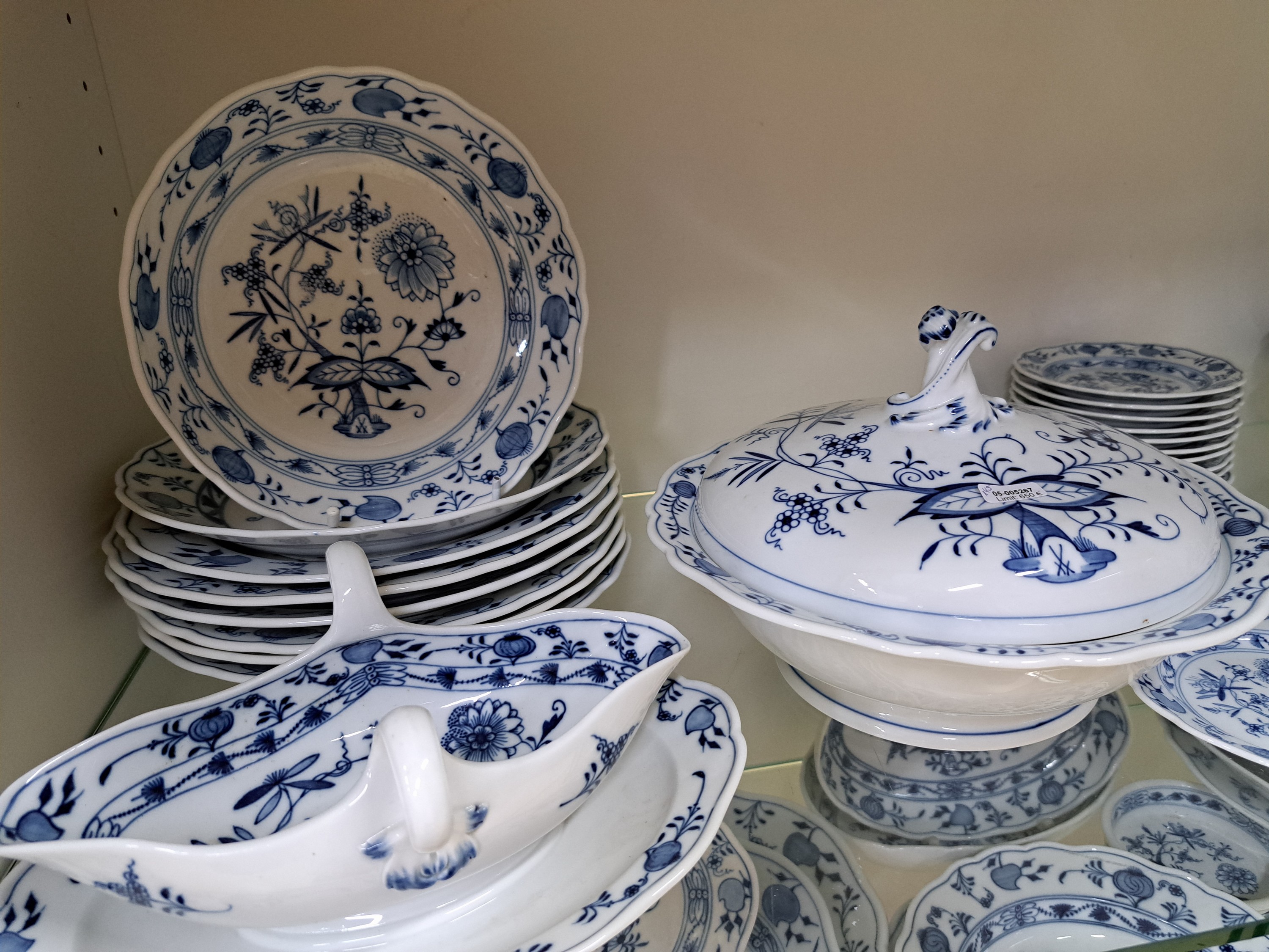 Detail k: Speiseservice, Meissen, 20. Jh., Zwiebelmuster, 8 Menueteller, 6 Suppenteller, 12 Brotteller, drei ovale Platten, Sauciere, drei runde Platten, zwei ...