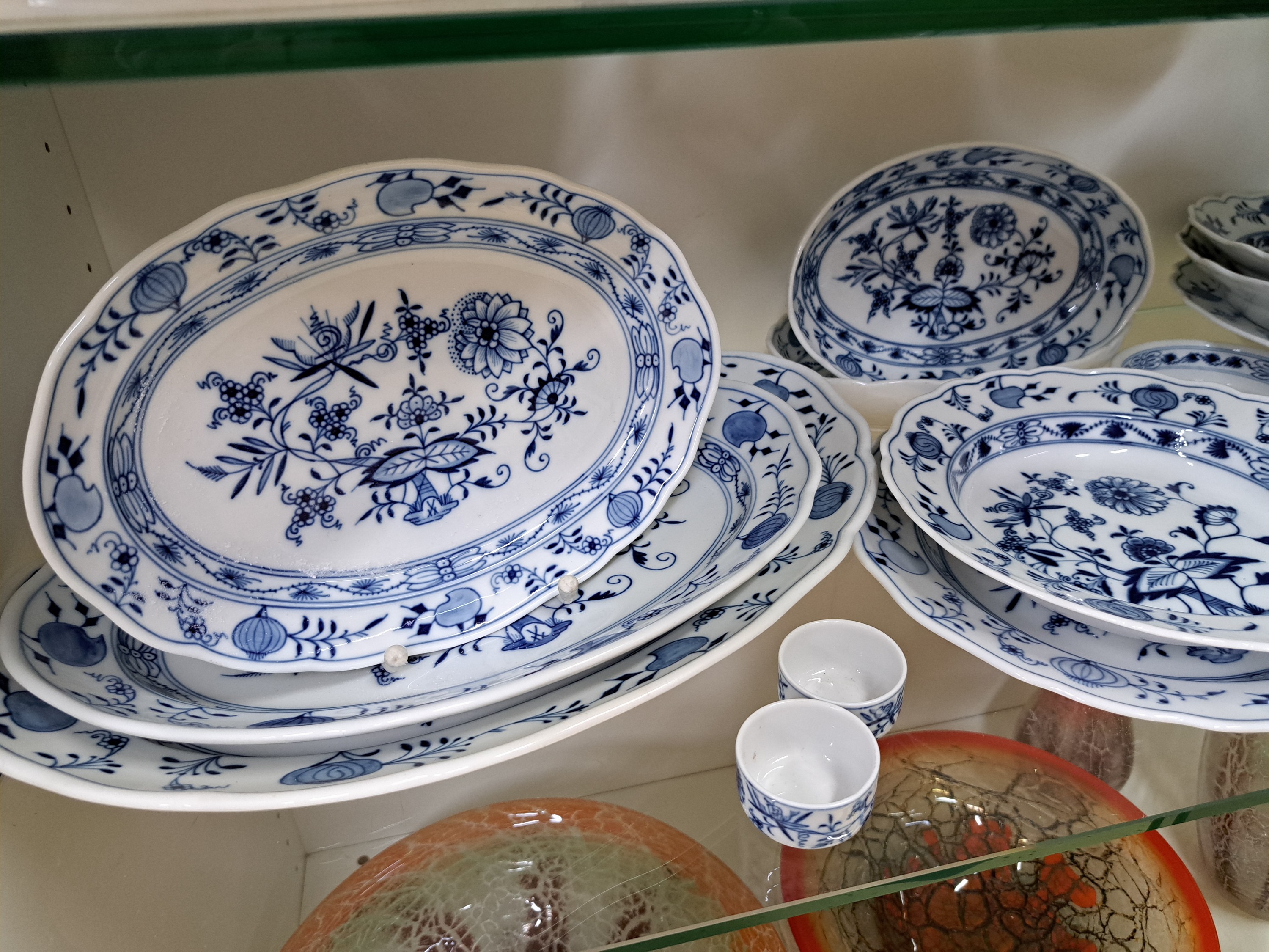 Detail l: Speiseservice, Meissen, 20. Jh., Zwiebelmuster, 8 Menueteller, 6 Suppenteller, 12 Brotteller, drei ovale Platten, Sauciere, drei runde Platten, zwei ...