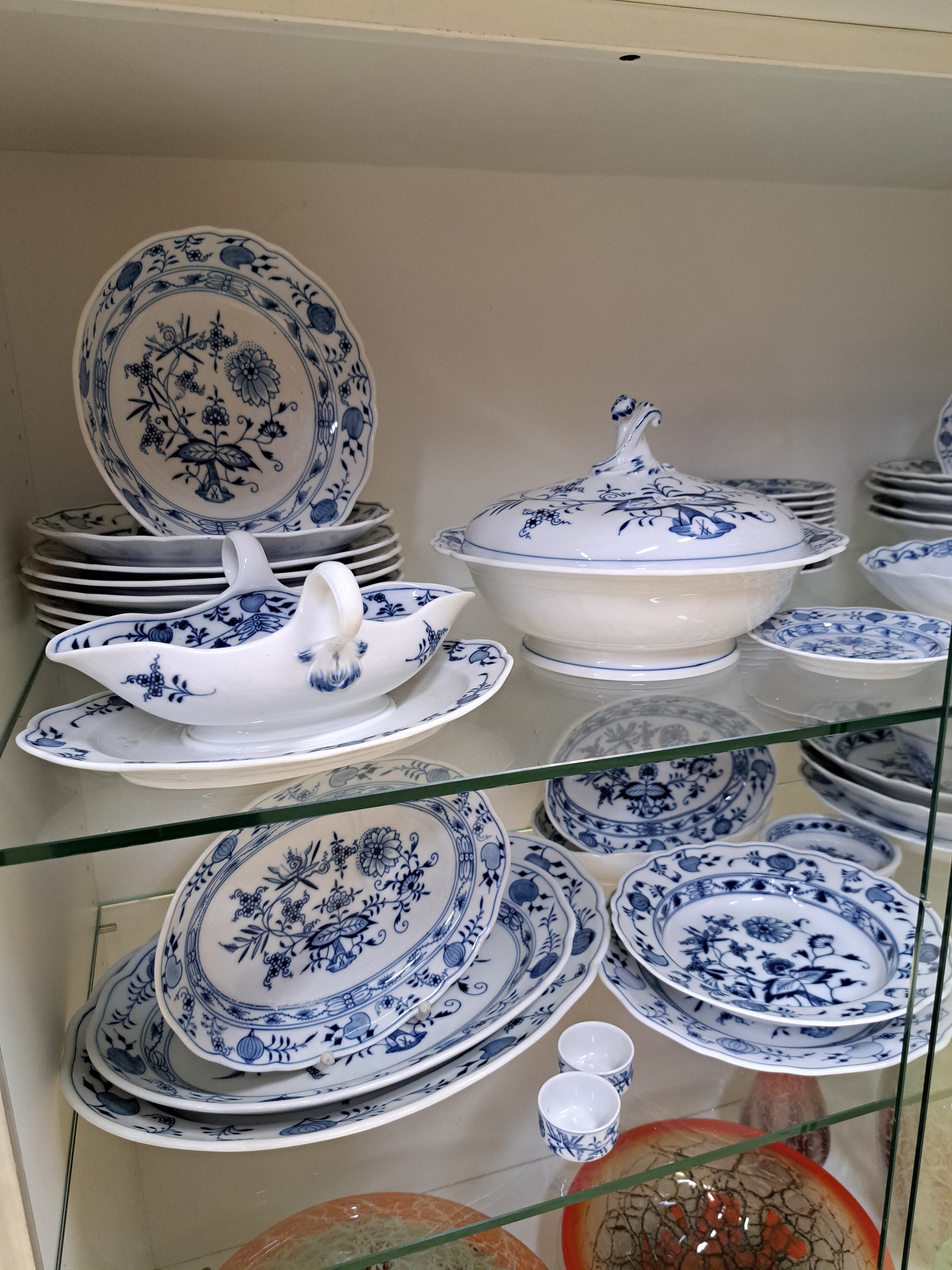 Detail m: Speiseservice, Meissen, 20. Jh., Zwiebelmuster, 8 Menueteller, 6 Suppenteller, 12 Brotteller, drei ovale Platten, Sauciere, drei runde Platten, zwei ...