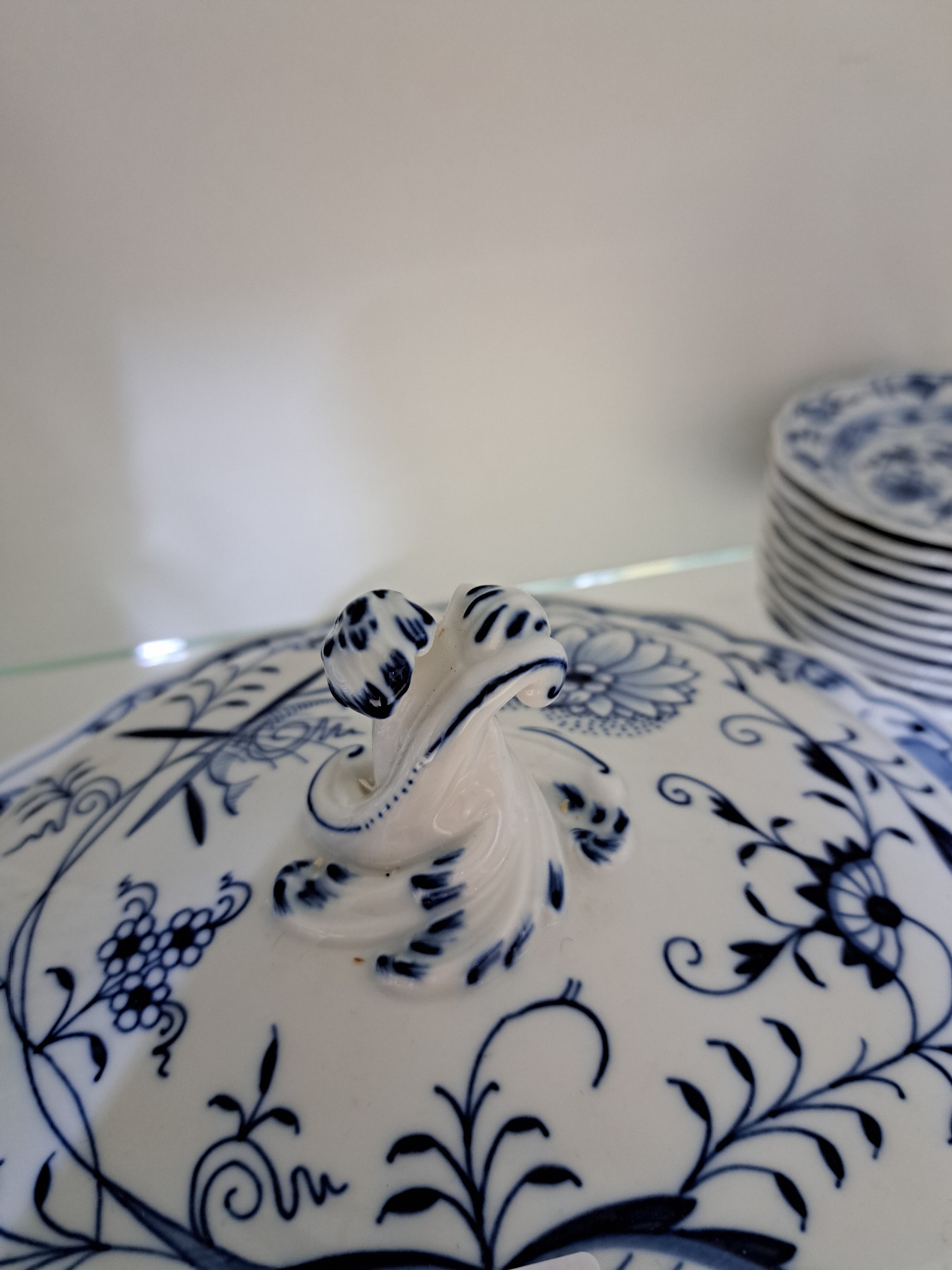 Detail n: Speiseservice, Meissen, 20. Jh., Zwiebelmuster, 8 Menueteller, 6 Suppenteller, 12 Brotteller, drei ovale Platten, Sauciere, drei runde Platten, zwei ...