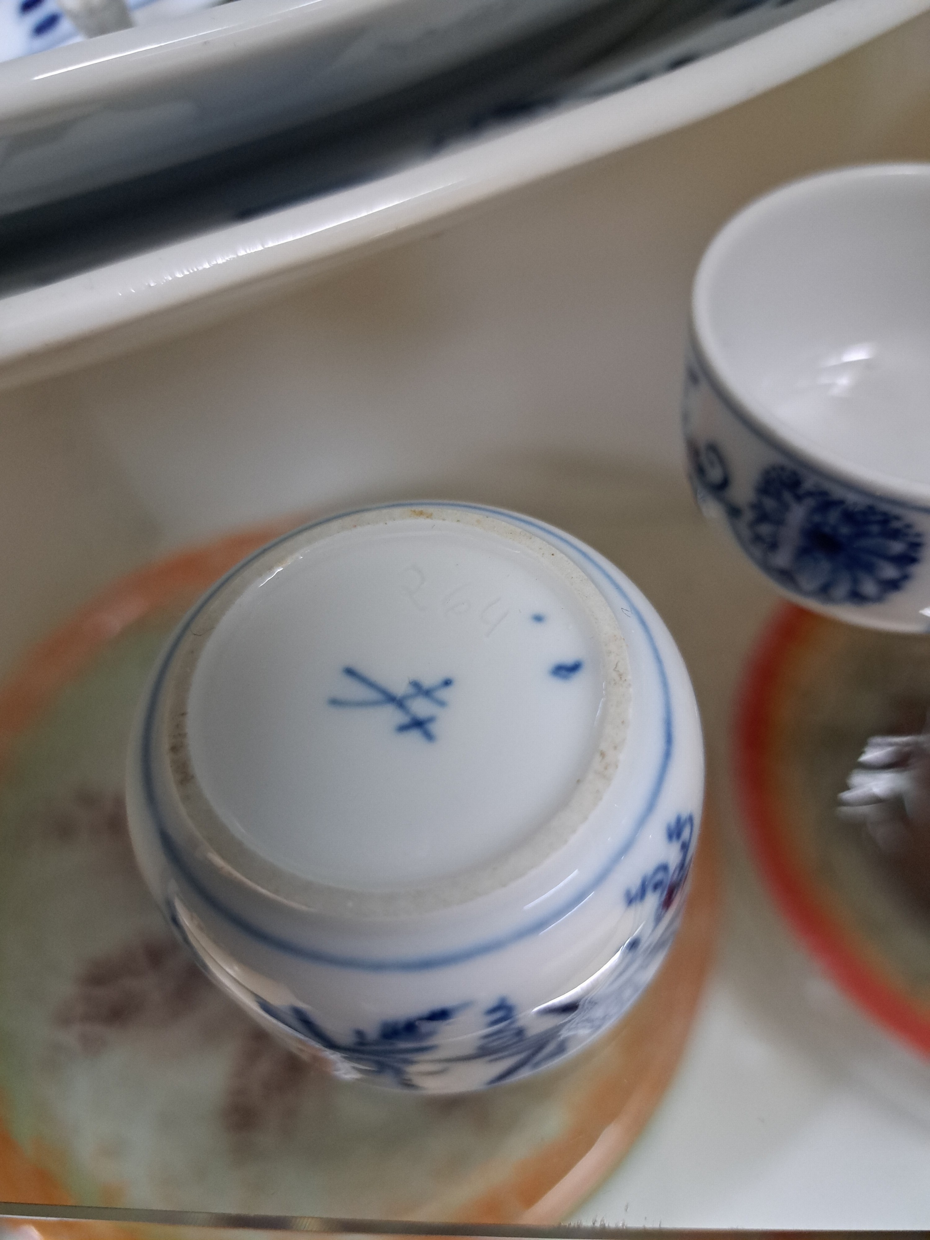 Detail o: Speiseservice, Meissen, 20. Jh., Zwiebelmuster, 8 Menueteller, 6 Suppenteller, 12 Brotteller, drei ovale Platten, Sauciere, drei runde Platten, zwei ...
