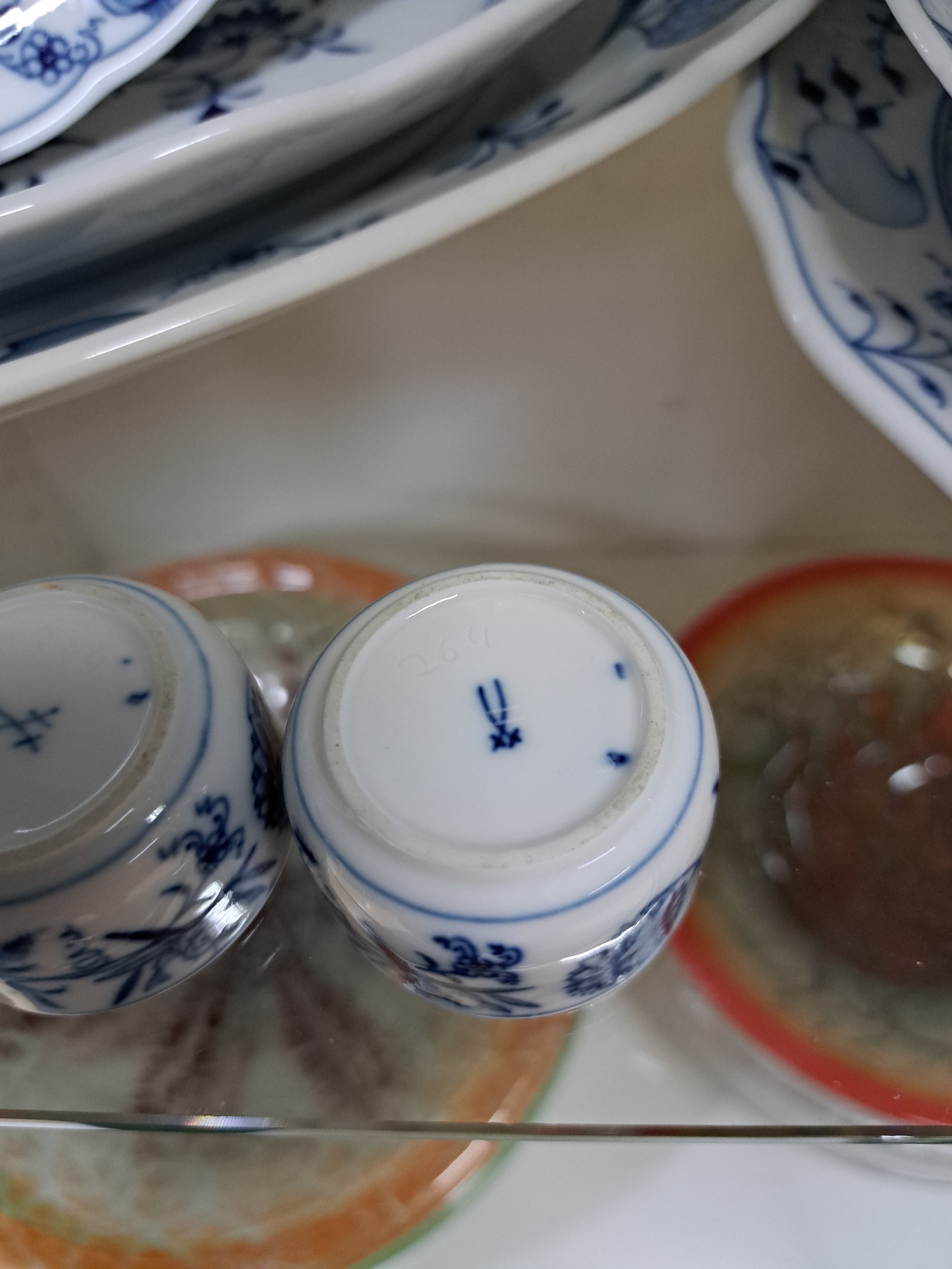 Detail p: Speiseservice, Meissen, 20. Jh., Zwiebelmuster, 8 Menueteller, 6 Suppenteller, 12 Brotteller, drei ovale Platten, Sauciere, drei runde Platten, zwei ...