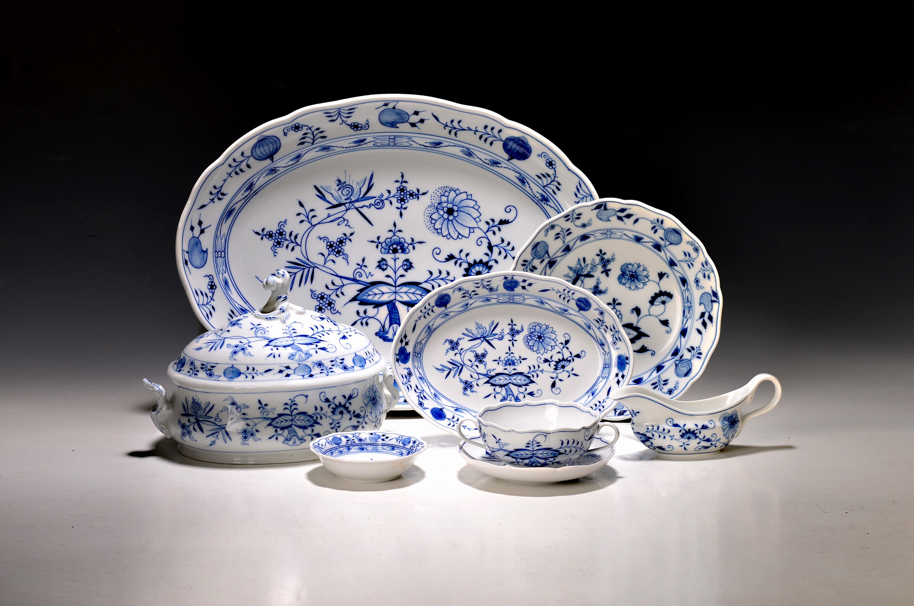 Image 27072641 - Umfangreiches Tafelservice, Meissen, Zwiebelmuster, 20. Jh., 10 Menueteller, 8 ...