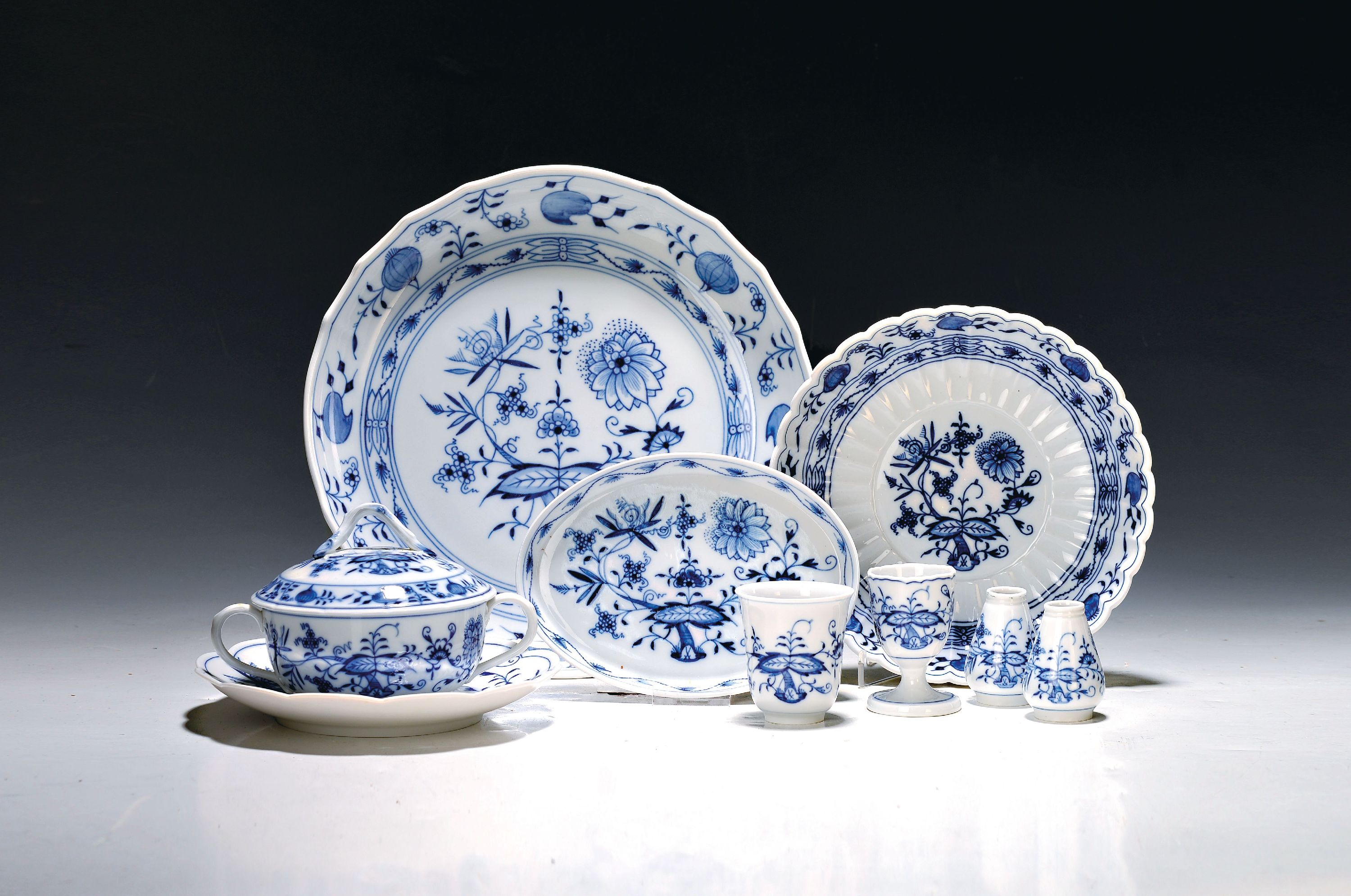 Image 27072653 - 37 Teile Meissen, Zwiebelmuster, 20.Jh., z.T. 2. Wahl: 6 Messerbänkchen; 3 runde ...