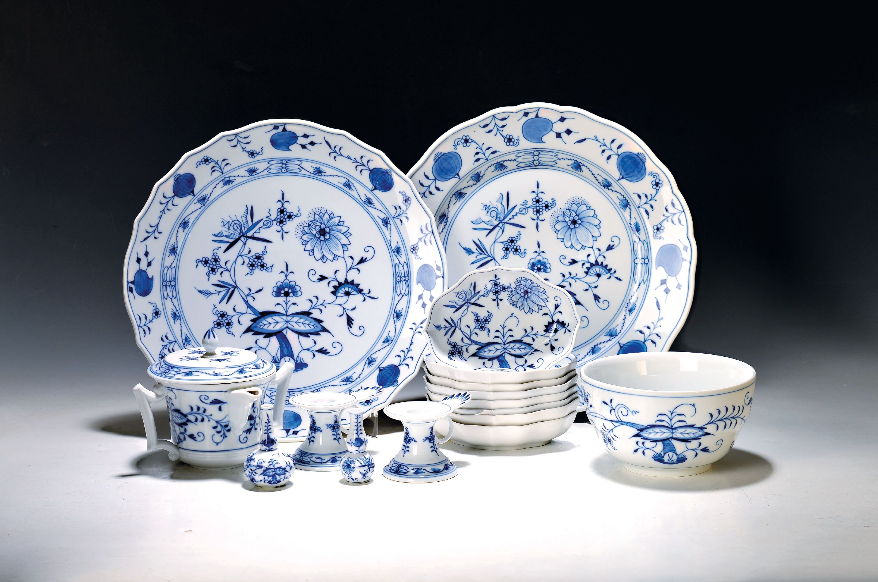Image 27072660 - 29 Teile Zwiebelmuster, Meissen, 2.H.20.Jh., z.T. 2. Wahl, 4 Messerbänkchen L.ca. ...