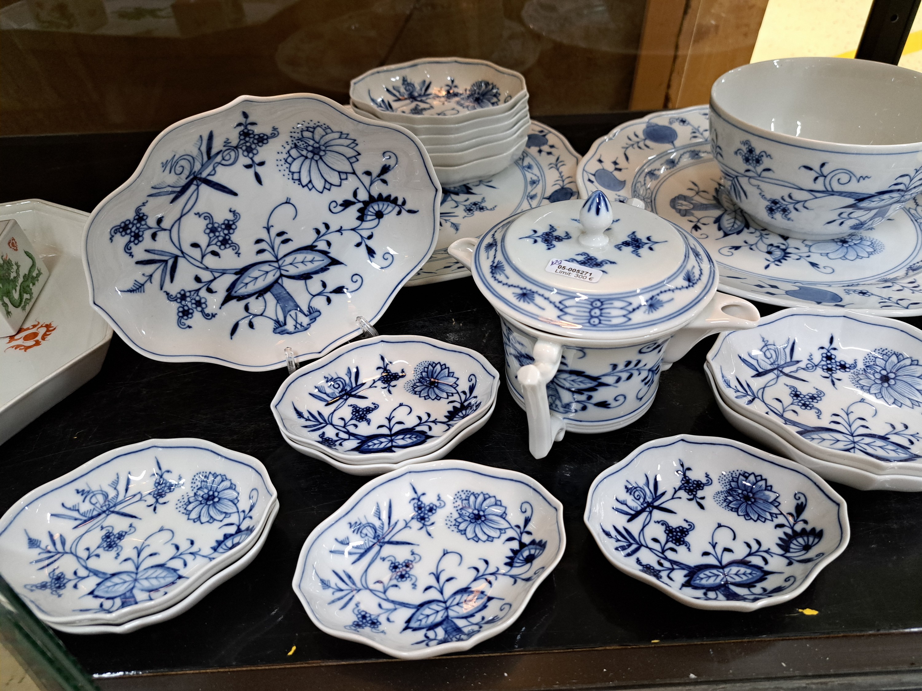 Detail b: 29 Teile Zwiebelmuster, Meissen, 2.H.20.Jh., z.T. 2. Wahl, 4 Messerbänkchen L.ca. 6.5cm, Paar Kerzenleuchter, H.ca. 7 cm; gr. runde Platte D. ca. ...