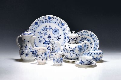 Image Umfangreiches Kaffeeservice, Meissen, Zwiebelmuster, 20. Jh., zwei Kaffeekannen, ...