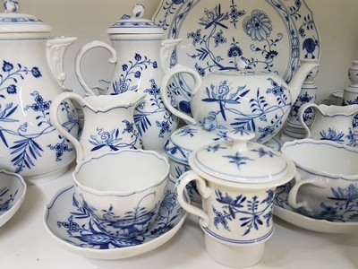 27072630b - Umfangreiches Kaffeeservice, Meissen, Zwiebelmuster, 20. Jh., zwei Kaffeekannen, ...