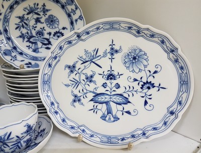 27072630c - Umfangreiches Kaffeeservice, Meissen, Zwiebelmuster, 20. Jh., zwei Kaffeekannen, ...