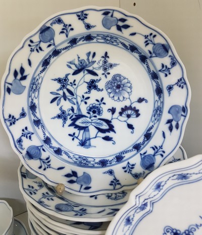 27072630d - Umfangreiches Kaffeeservice, Meissen, Zwiebelmuster, 20. Jh., zwei Kaffeekannen, ...