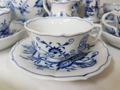 27072630e - Umfangreiches Kaffeeservice, Meissen, Zwiebelmuster, 20. Jh., zwei Kaffeekannen, ...