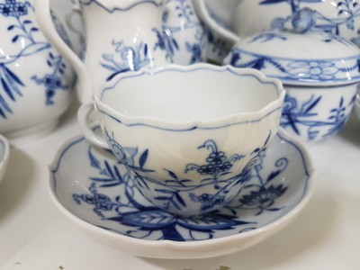 27072630g - Umfangreiches Kaffeeservice, Meissen, Zwiebelmuster, 20. Jh., zwei Kaffeekannen, ...