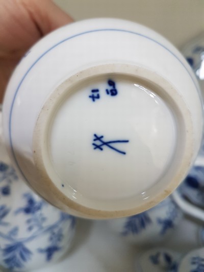 27072630h - Umfangreiches Kaffeeservice, Meissen, Zwiebelmuster, 20. Jh., zwei Kaffeekannen, ...