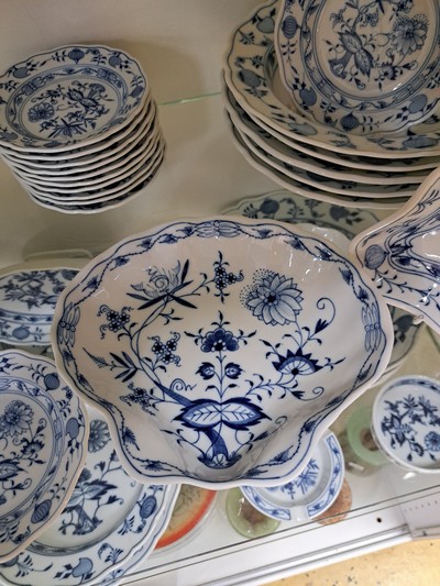 27072636h - Speiseservice, Meissen, 20. Jh., Zwiebelmuster, 8 Menueteller, 6 Suppenteller, 12 ...