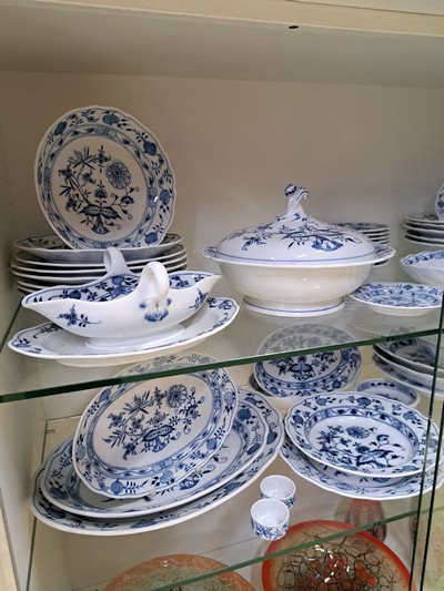 27072636m - Speiseservice, Meissen, 20. Jh., Zwiebelmuster, 8 Menueteller, 6 Suppenteller, 12 ...