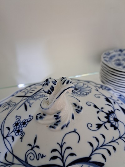 27072636n - Speiseservice, Meissen, 20. Jh., Zwiebelmuster, 8 Menueteller, 6 Suppenteller, 12 ...